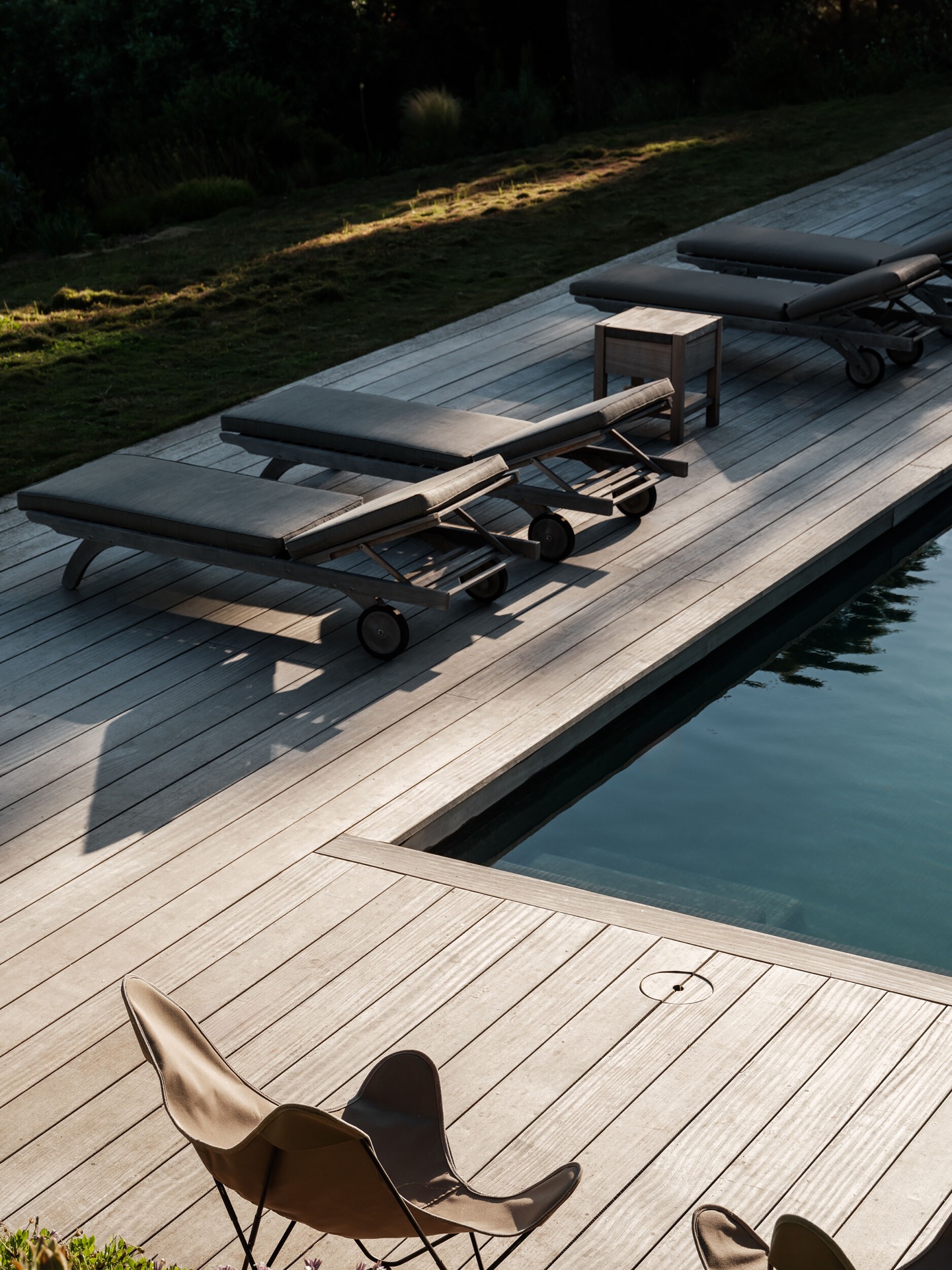 materiali naturali casa: terrazza in legno con lettini e tavolino fuori., Luxury, Design, Exclusive, Modern, Custom Made, Special, Beautiful
