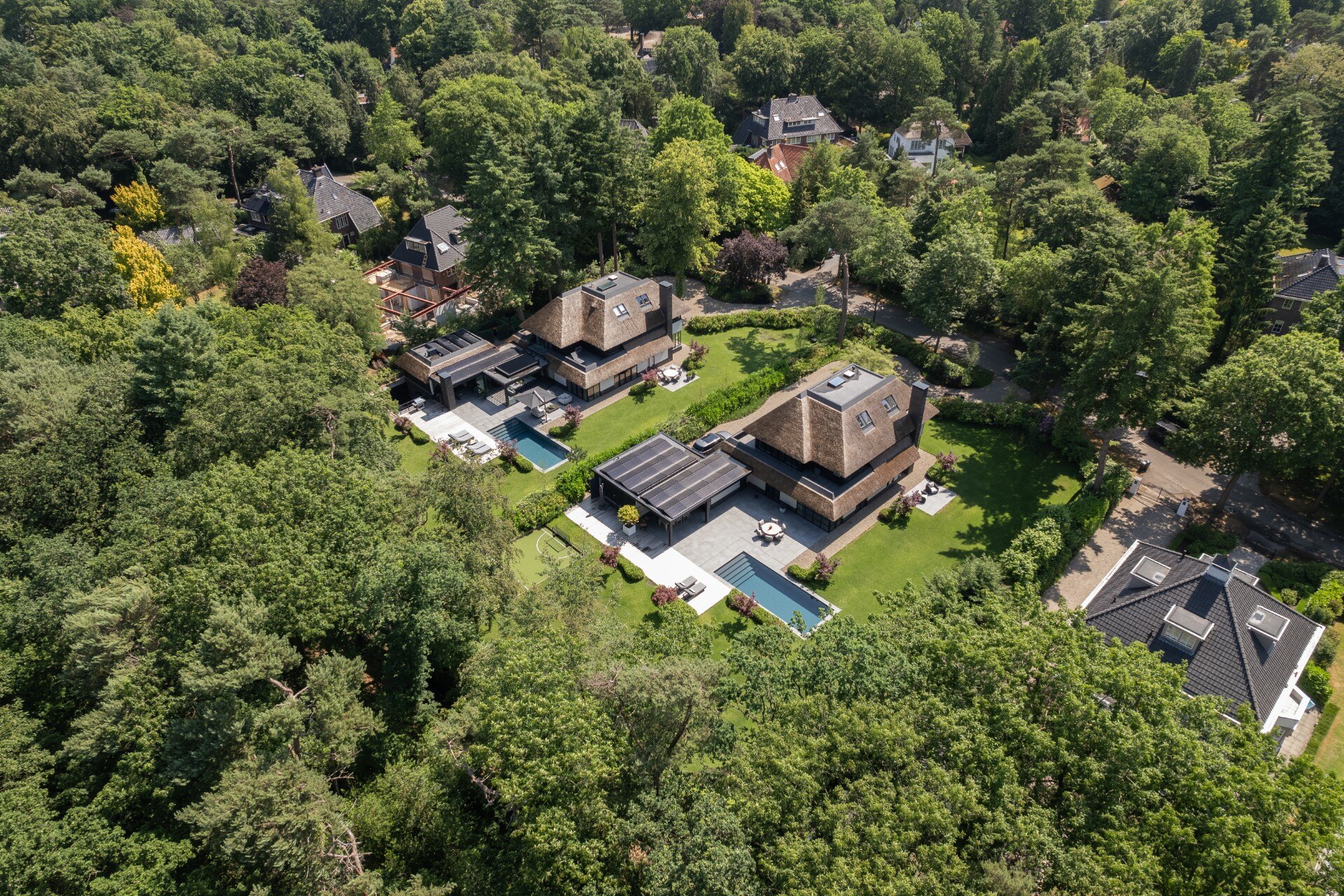caratteristiche ecosostenibili: giardino di lusso con due piscine e ville moderne., Luxury, Design, Exclusive, Modern, Custom Made, Special, Beautiful