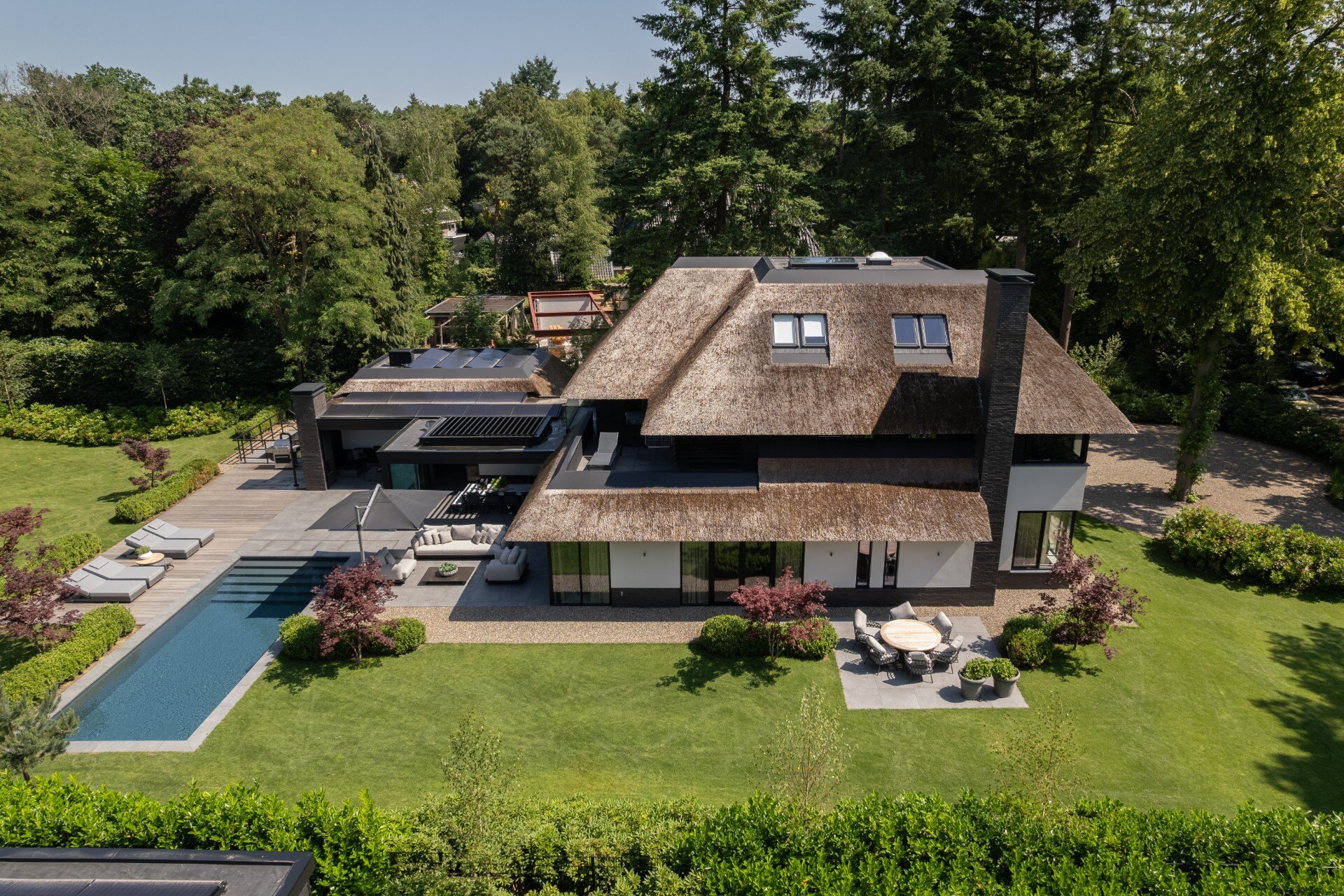 caratteristiche ecosostenibili: vista di casa moderna con grande giardino e terrazza sul tetto, Luxury, Design, Exclusive, Modern, Custom Made, Special, Beautiful