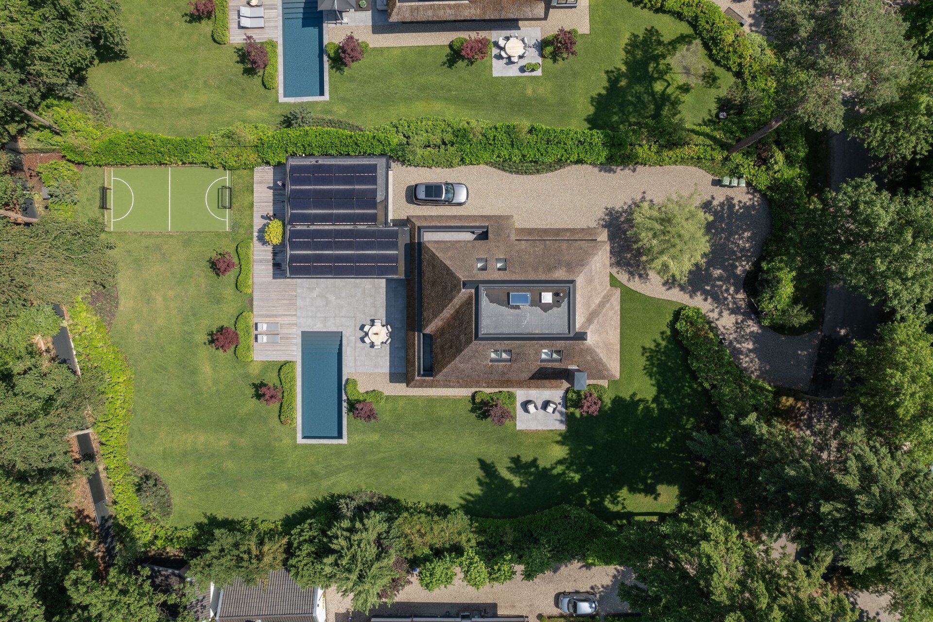 caratteristiche ecosostenibili: fronte cortile di villa con piscina e terrazza, circondato da verde., Luxury, Design, Exclusive, Modern, Custom Made, Special, Beautiful