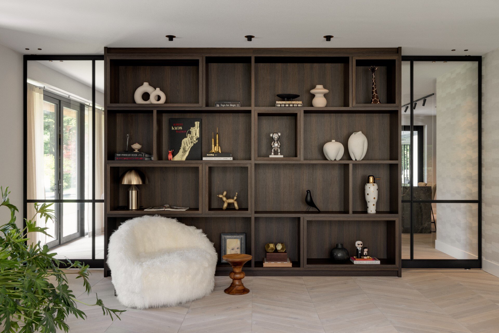 caratteristiche ecosostenibili: soggiorno moderno con libreria e grande finestra con vista, Luxury, Design, Exclusive, Modern, Custom Made, Special, Beautiful