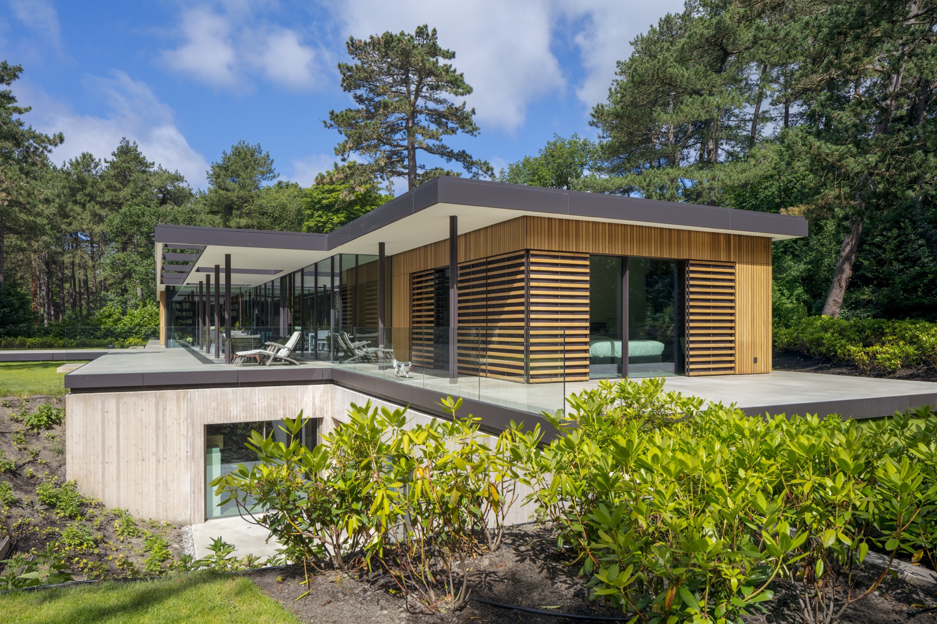 casa moderna vetro: casa con facciata in vetro e persiane in legno, Luxury, Design, Exclusive, Modern, Custom Made, Special, Beautiful