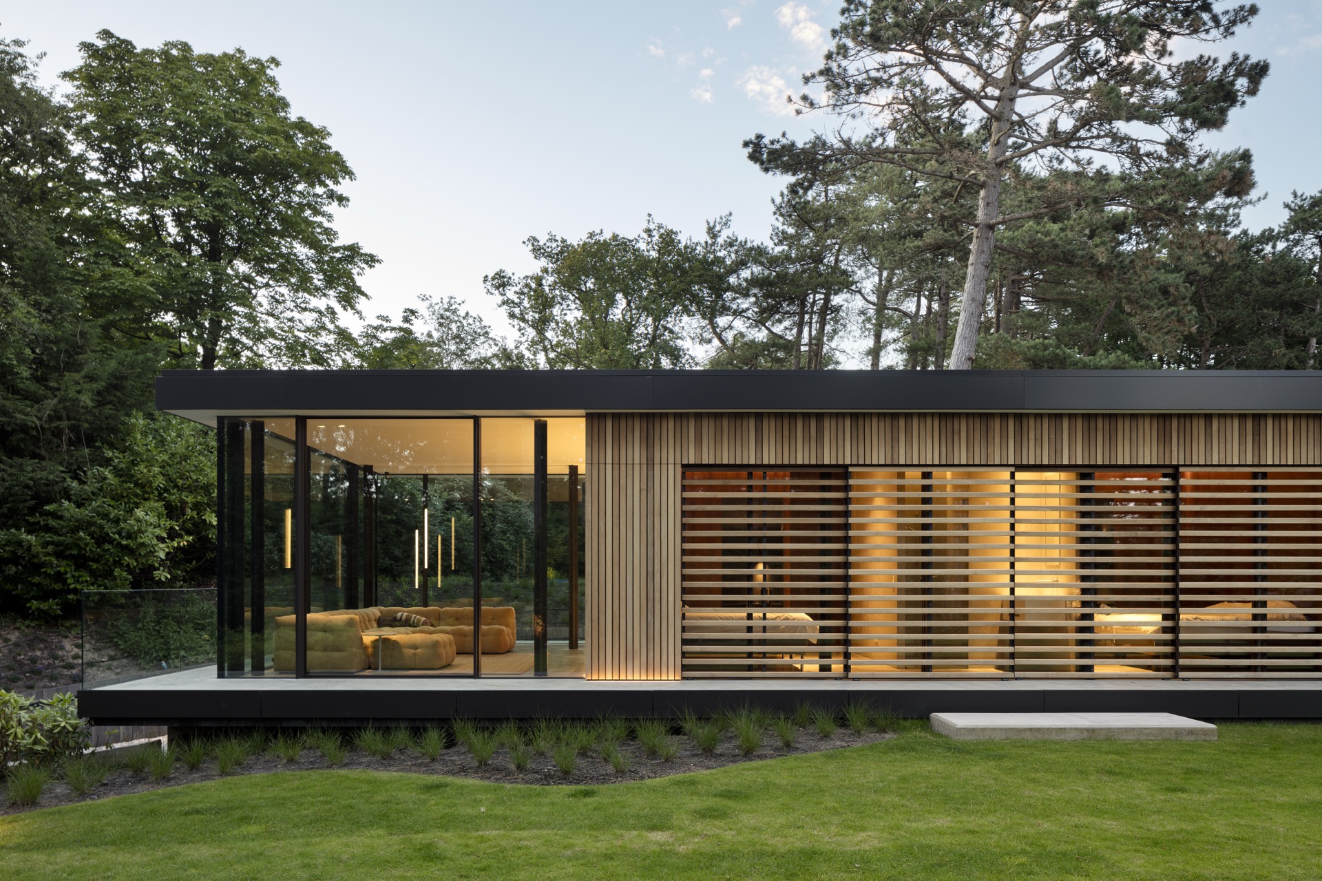 casa moderna vetro: vista esterna di casa con listelli di legno orizzontali e pareti di vetro in ambiente boscoso, Luxury, Design, Exclusive, Modern, Custom Made, Special, Beautiful