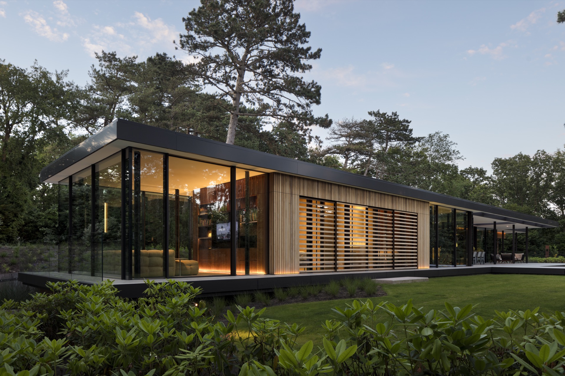 casa moderna vetro: interno di casa moderna con mobili in legno e grandi pareti di vetro, Luxury, Design, Exclusive, Modern, Custom Made, Special, Beautiful