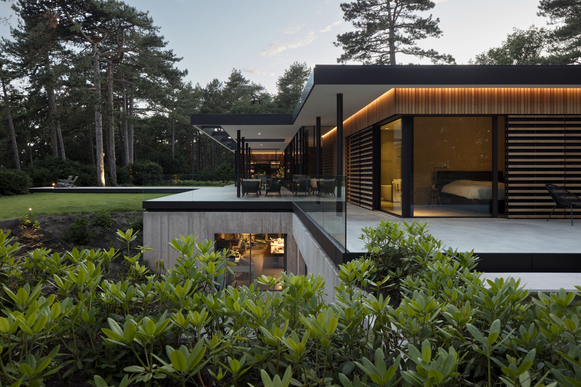 casa moderna vetro: casa moderna con pareti di vetro e terrazza in zona alberata, Luxury, Design, Exclusive, Modern, Custom Made, Special, Beautiful