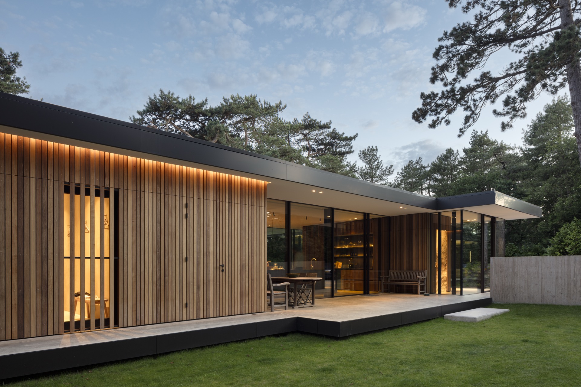 casa moderna vetro: fronte posteriore di casa con patio e giardino in zona boschiva, sera, Luxury, Design, Exclusive, Modern, Custom Made, Special, Beautiful