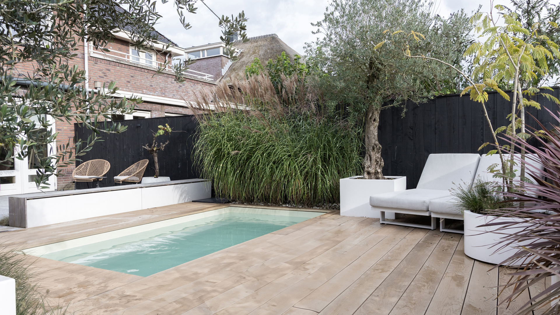 giardino moderno con plungepool: terrazza in legno con mobili bianchi e giardino verde, Luxury, Design, Exclusive, Modern, Custom Made, Special, Beautiful