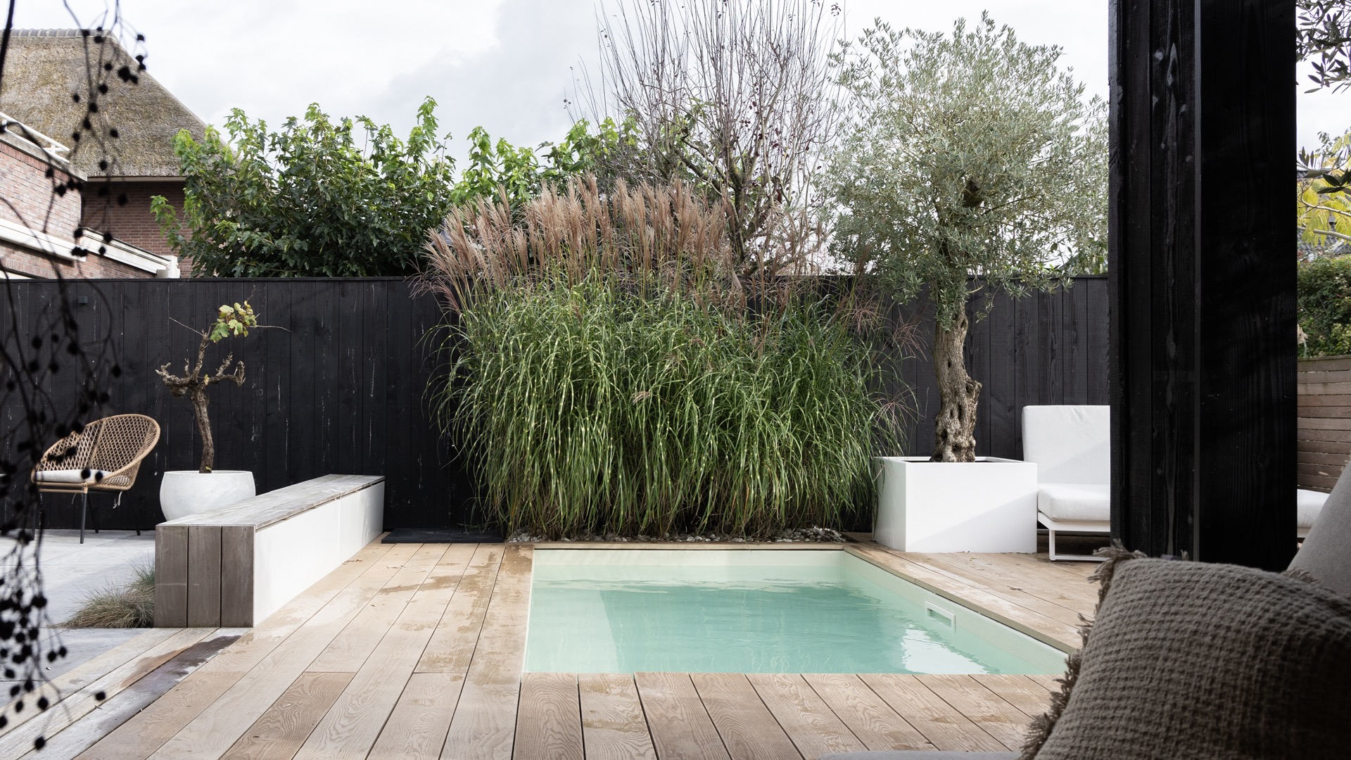 giardino moderno con plungepool: panchetto da giardino bianco robusto e poltrona con cuscini, Luxury, Design, Exclusive, Modern, Custom Made, Special, Beautiful