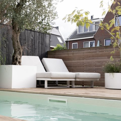 Luxe wellnesstuin met een plungepool