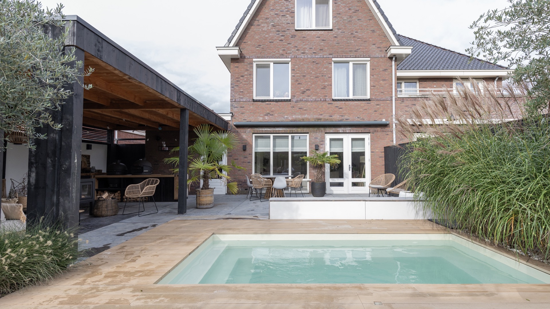 giardino moderno con plungepool: retro spazio con terrazza e piscina, design esterno moderno., Luxury, Design, Exclusive, Modern, Custom Made, Special, Beautiful