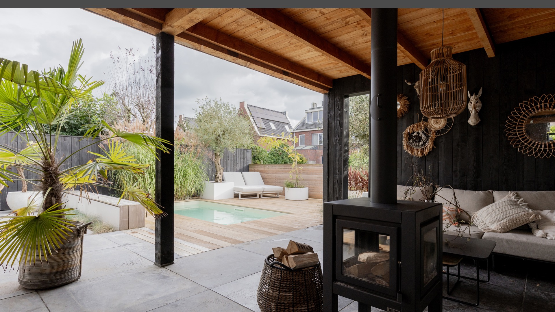 giardino moderno con plungepool: spazio interno con camino e vista sul giardino, Luxury, Design, Exclusive, Modern, Custom Made, Special, Beautiful