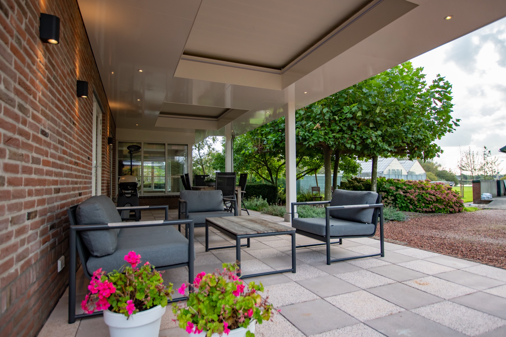 sistemi lamellari veranda: veranda con sistema lamelle, giardino e area salotto, architettura moderna., Luxury, Design, Exclusive, Modern, Custom Made, Special, Beautiful