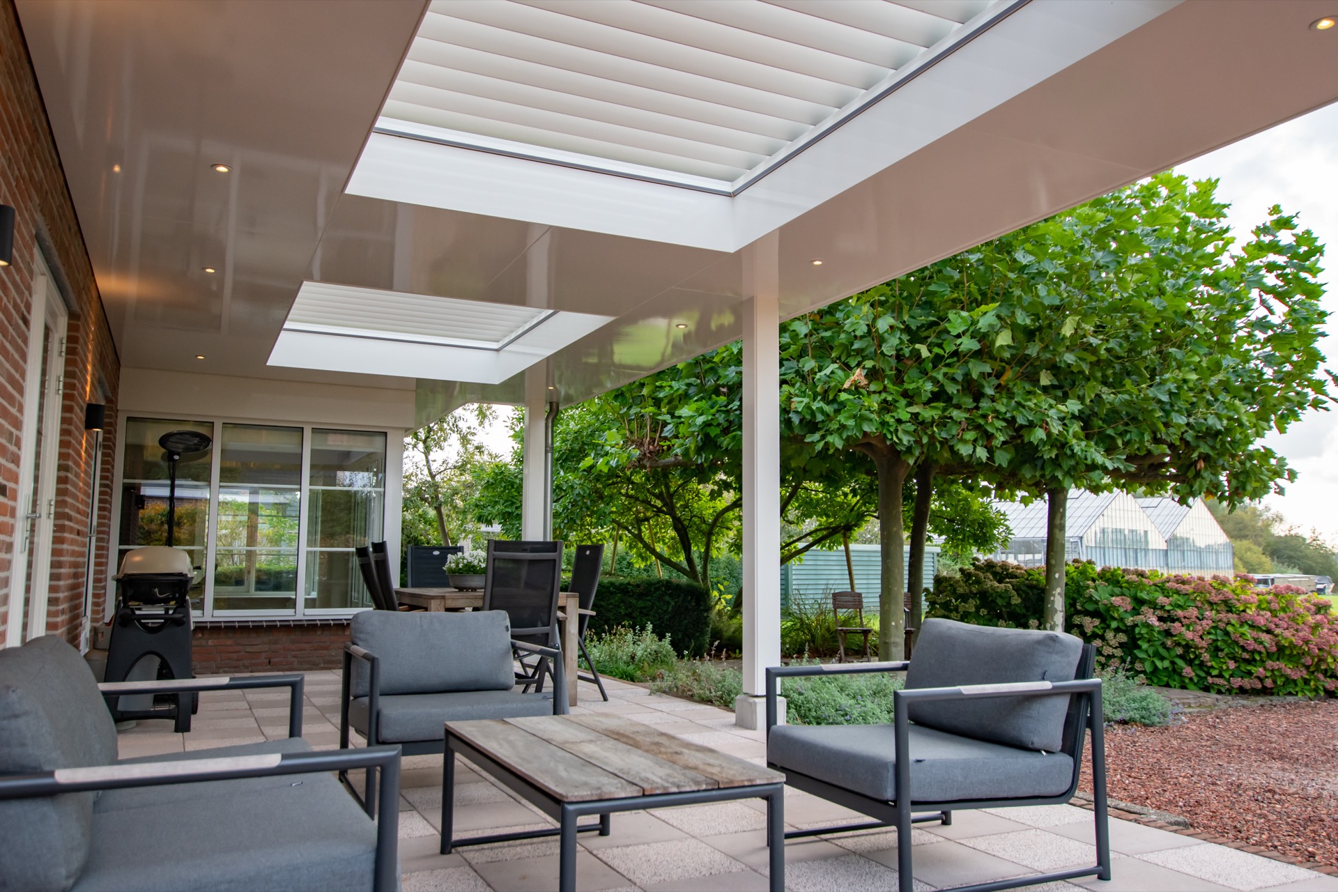 sistemi lamellari veranda: pergola con soffitto traslucido e giardino, spazio esterno moderno, Luxury, Design, Exclusive, Modern, Custom Made, Special, Beautiful