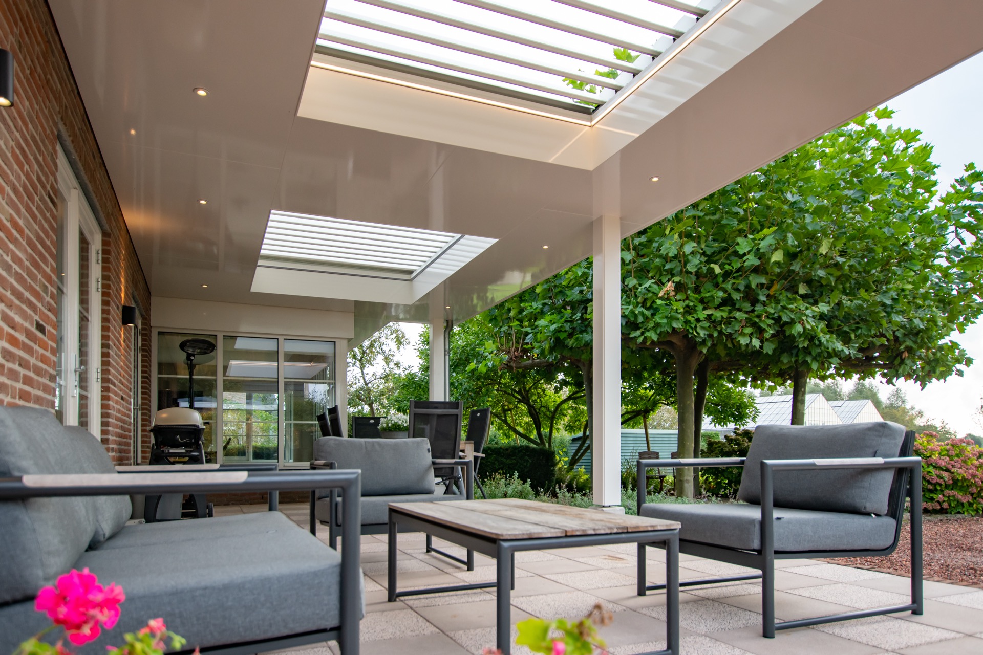 sistemi lamellari veranda: veranda con sistema lamelle e giardino, spazio esterno moderno, Luxury, Design, Exclusive, Modern, Custom Made, Special, Beautiful