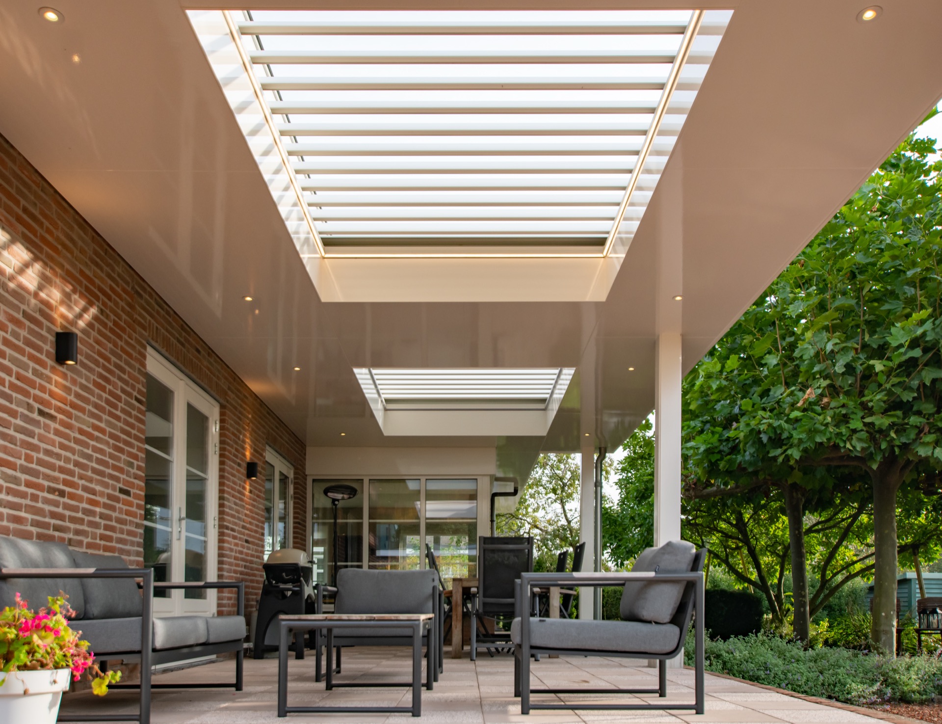 sistemi lamellari veranda: veranda con area salotto e giardino, spazio esterno moderno, Luxury, Design, Exclusive, Modern, Custom Made, Special, Beautiful