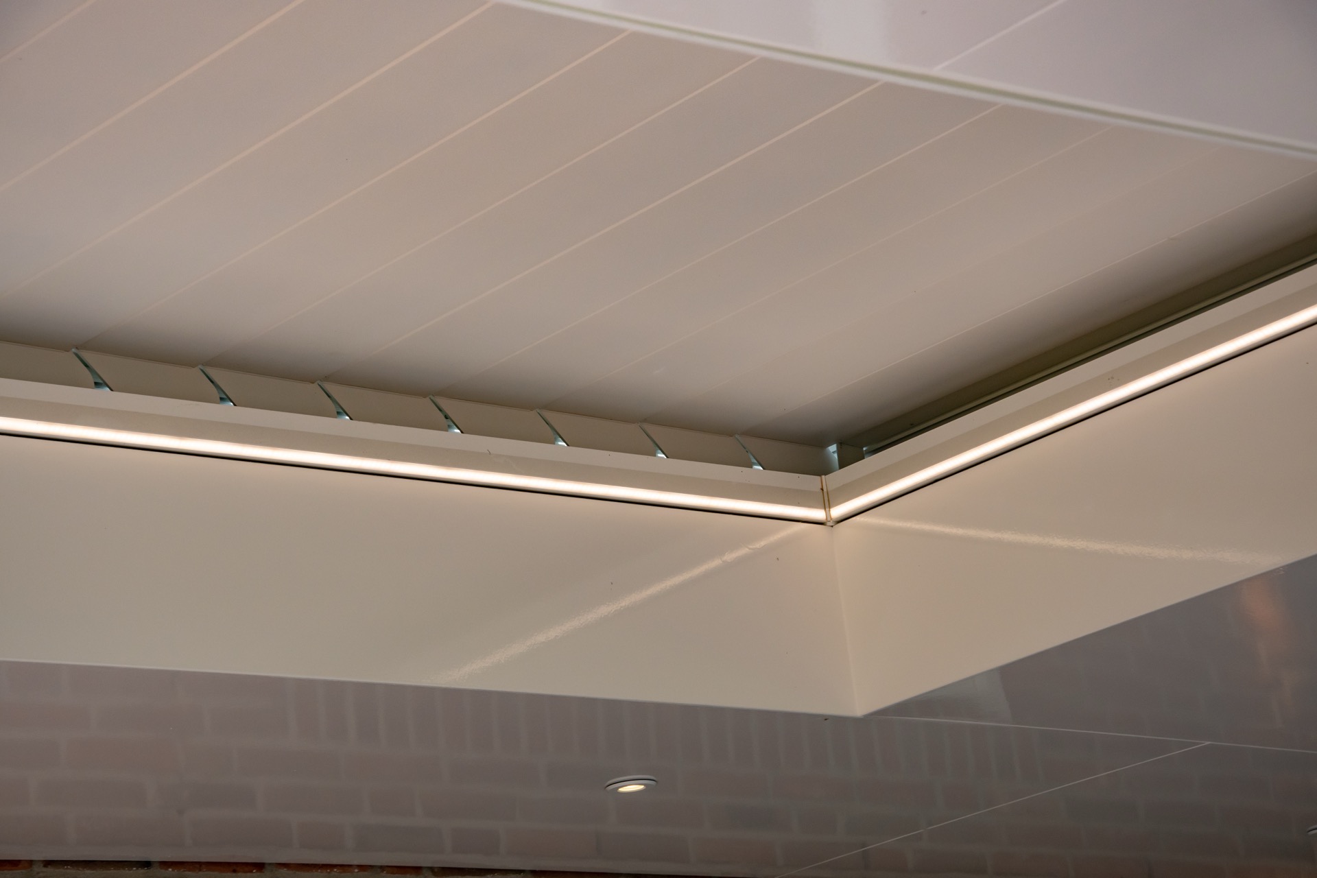 sistemi lamellari veranda: dettaglio del sistema di soffitto a lamelle con illuminazione LED in veranda., Luxury, Design, Exclusive, Modern, Custom Made, Special, Beautiful
