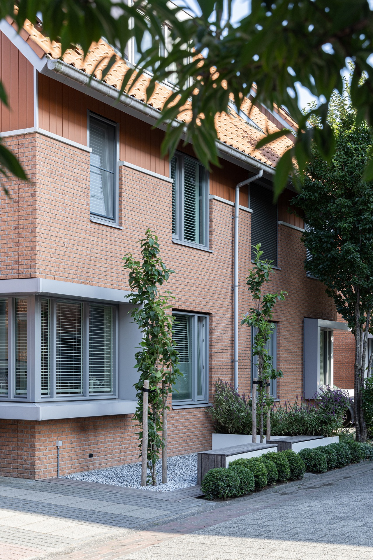idee giardino moderne: panca esterna in legno con arbusti e ghiaia., Luxury, Design, Exclusive, Modern, Custom Made, Special, Beautiful