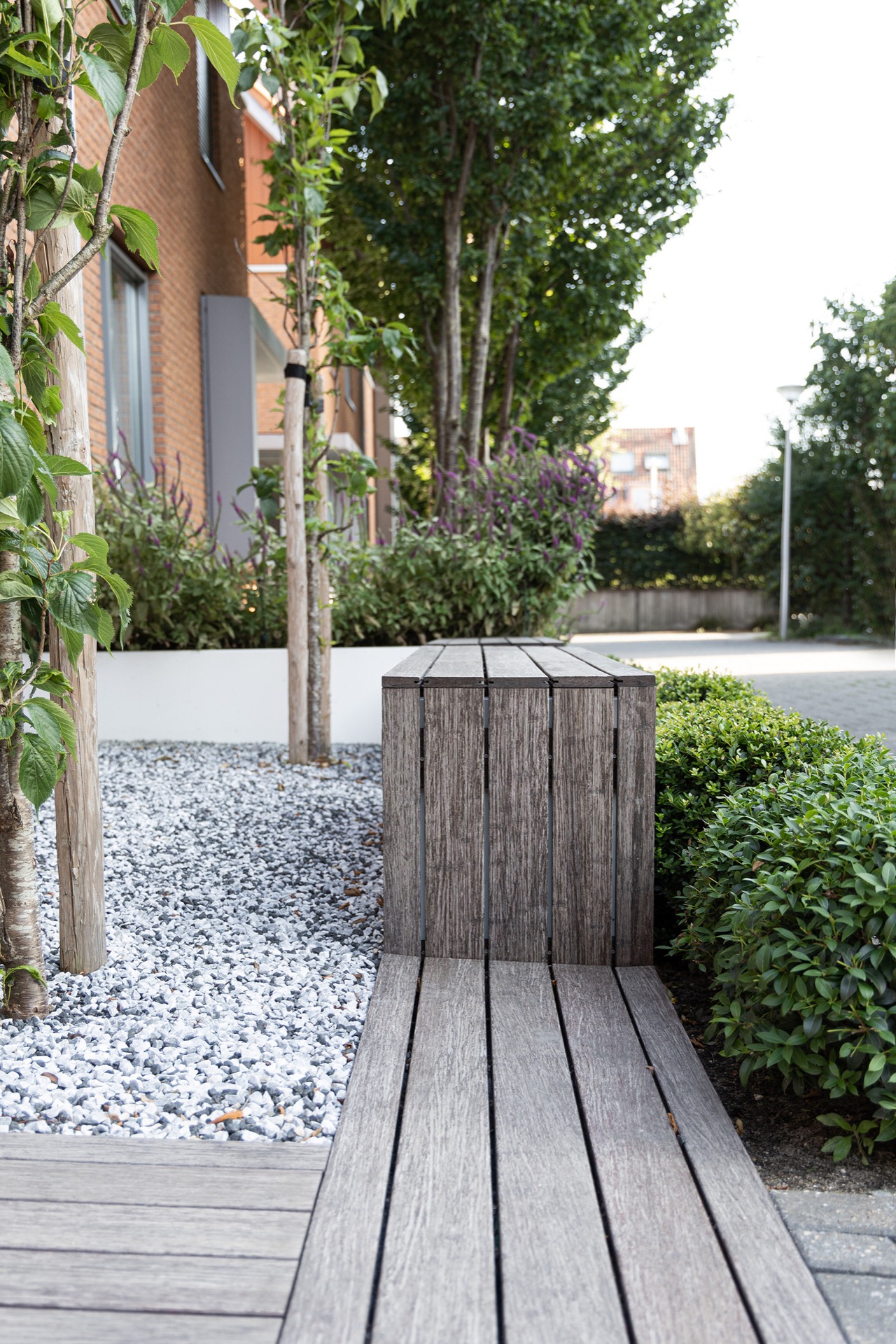idee giardino moderne: giardino moderno con panca in legno, ghiaia e piante verdi, Luxury, Design, Exclusive, Modern, Custom Made, Special, Beautiful