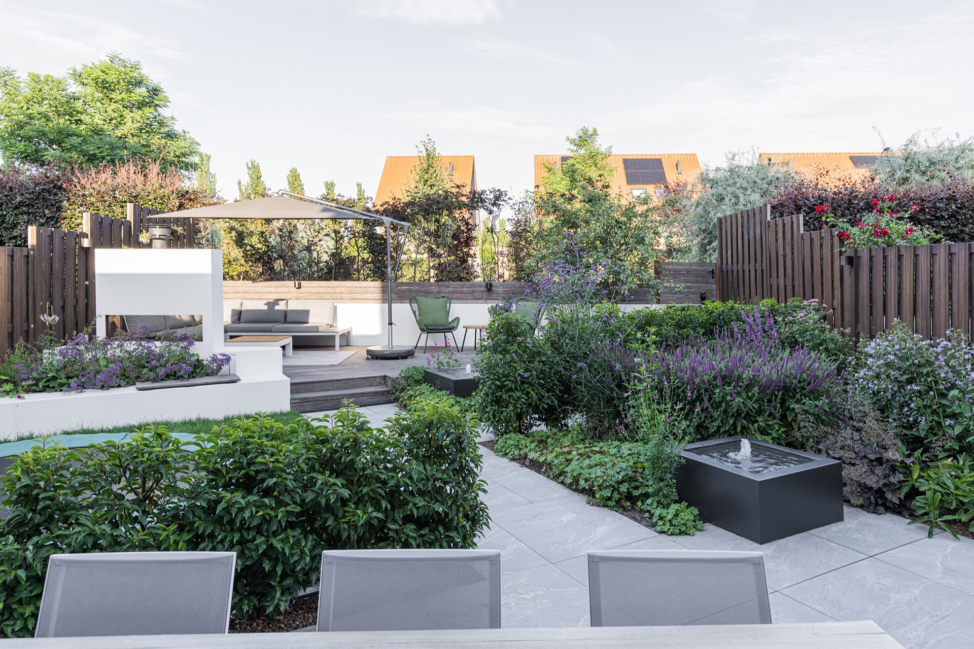 idee giardino moderne: giardino moderno con zona relax e caratteristiche di acqua, più livelli., Luxury, Design, Exclusive, Modern, Custom Made, Special, Beautiful