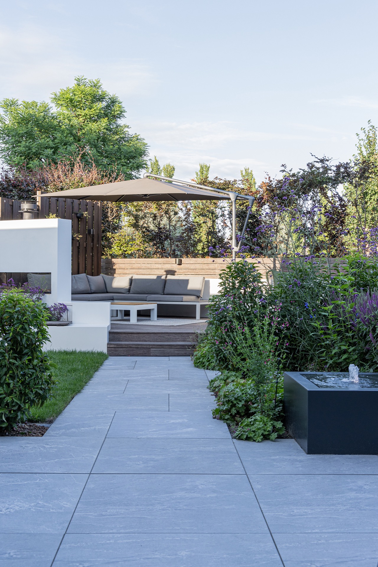 idee giardino moderne: giardino moderno con terrazza elevata, elemento acquatico, e panchina da esterno., Luxury, Design, Exclusive, Modern, Custom Made, Special, Beautiful