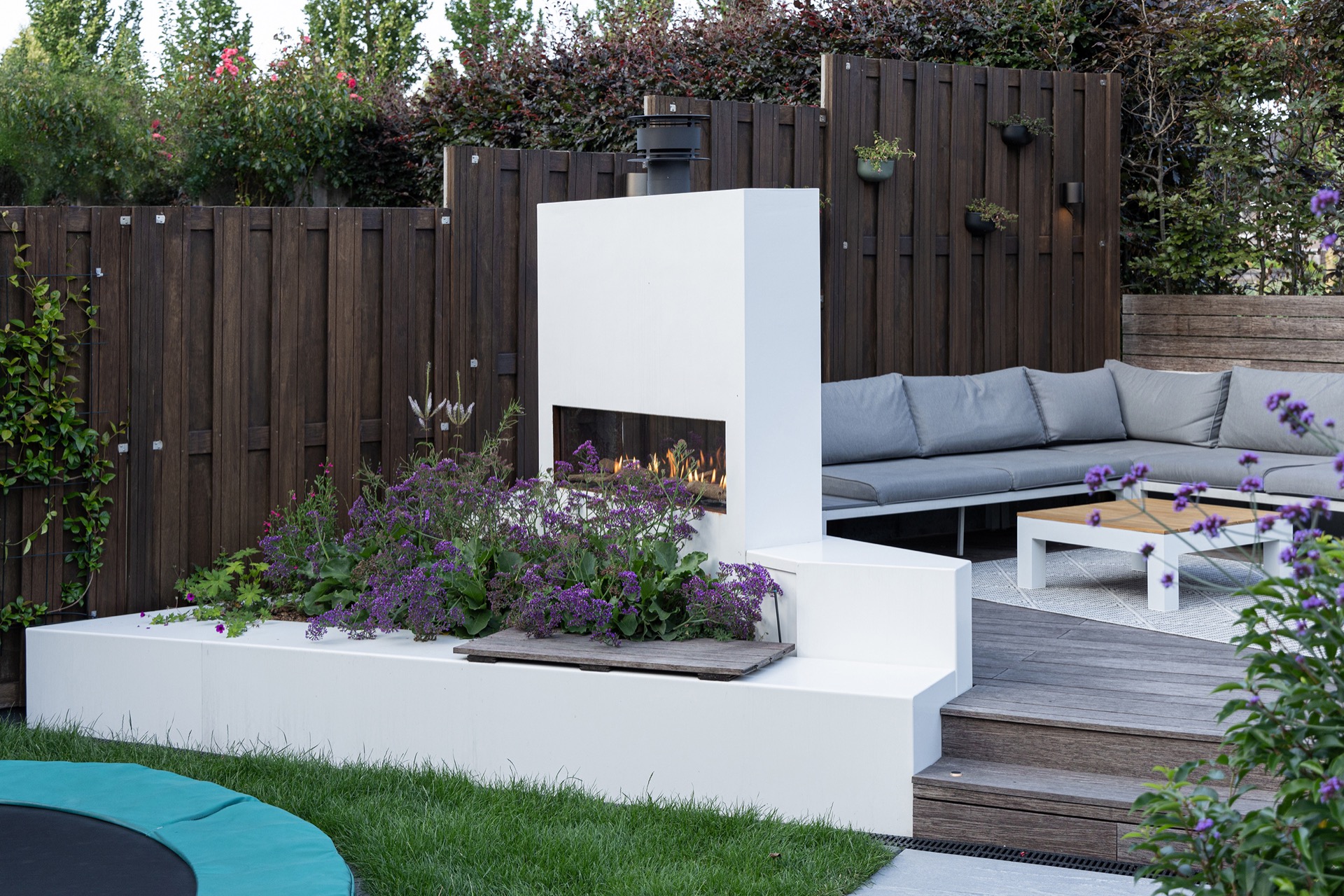 idee giardino moderne: elemento d'acqua con fuoco e struttura bianca moderna nel giardino., Luxury, Design, Exclusive, Modern, Custom Made, Special, Beautiful
