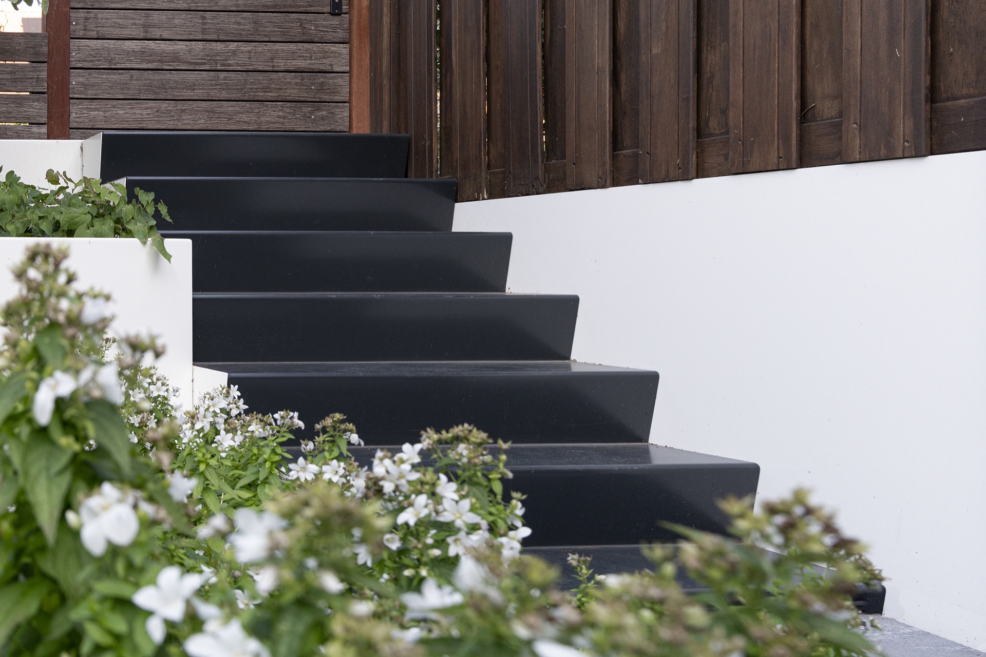 idee giardino moderne: giardino moderno con fontana e terrazza, parete in legno e piante, Luxury, Design, Exclusive, Modern, Custom Made, Special, Beautiful