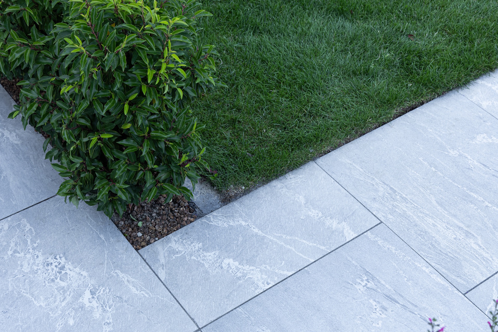 idee giardino moderne: piante e siepe lungo sentiero piastrellato, giardino verde, Luxury, Design, Exclusive, Modern, Custom Made, Special, Beautiful