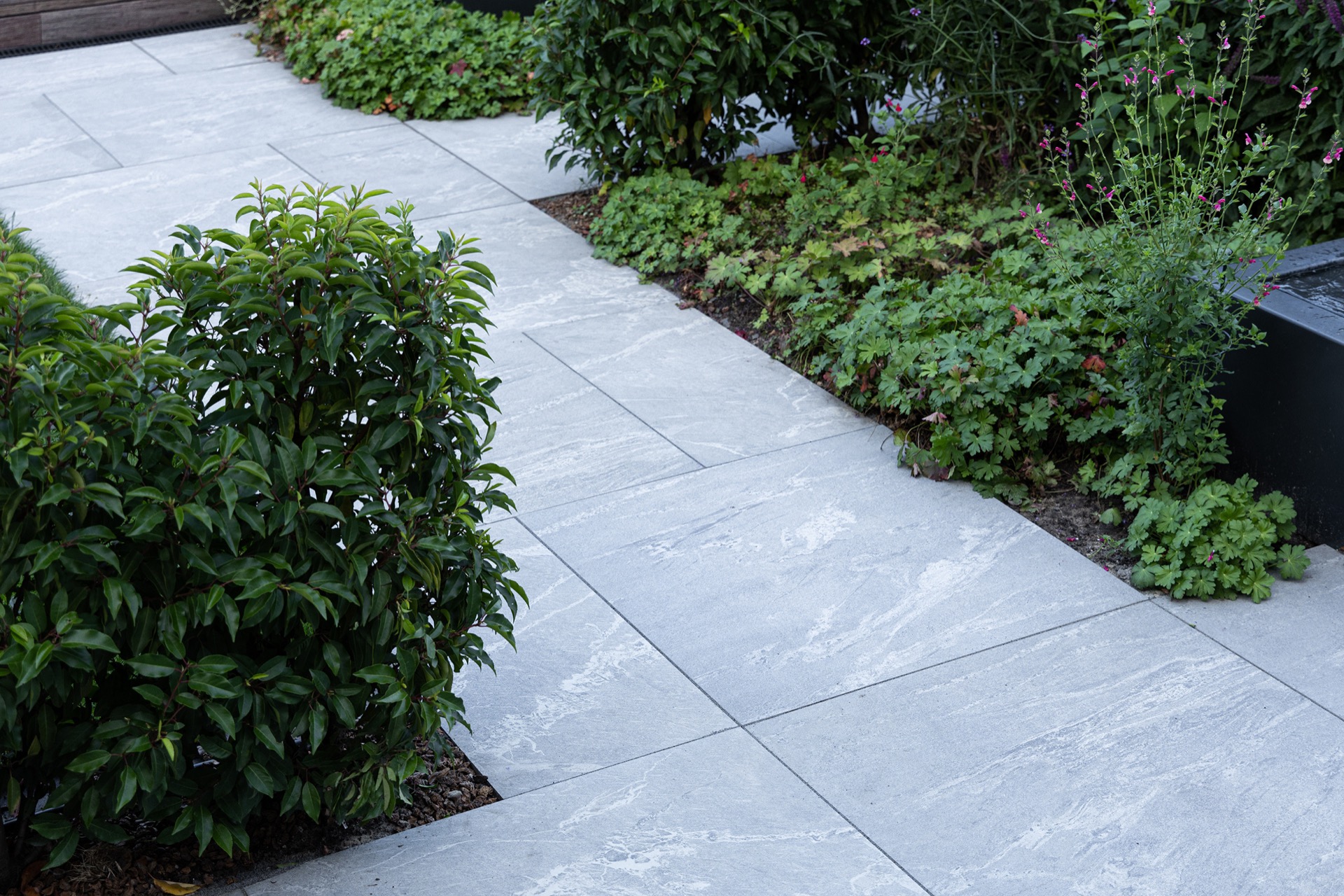 idee giardino moderne: terrazza pavimentata con piante e aiuole in un giardino moderno, Luxury, Design, Exclusive, Modern, Custom Made, Special, Beautiful