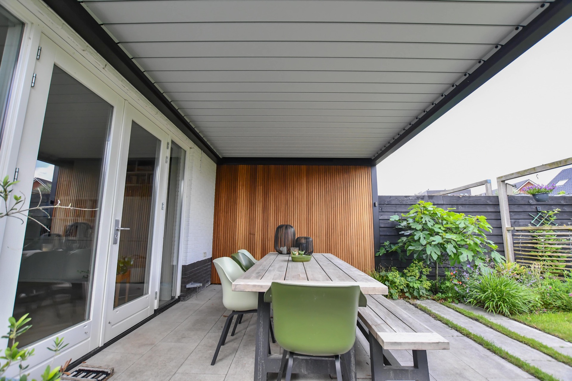 spazio esterno coperto: spazio giardino moderno con parete di legno, patio e mobili, Luxury, Design, Exclusive, Modern, Custom Made, Special, Beautiful
