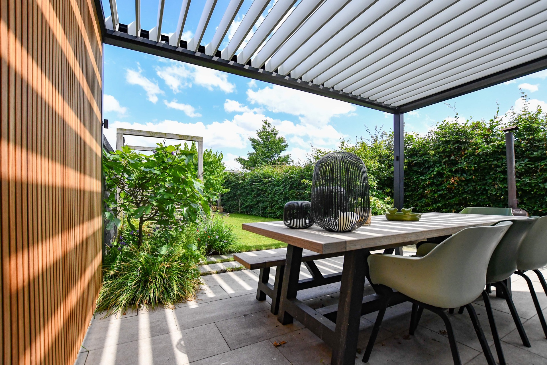 spazio esterno coperto: giardino con tavolo da pranzo e sedie moderne sotto una copertura e giardino verde, Luxury, Design, Exclusive, Modern, Custom Made, Special, Beautiful