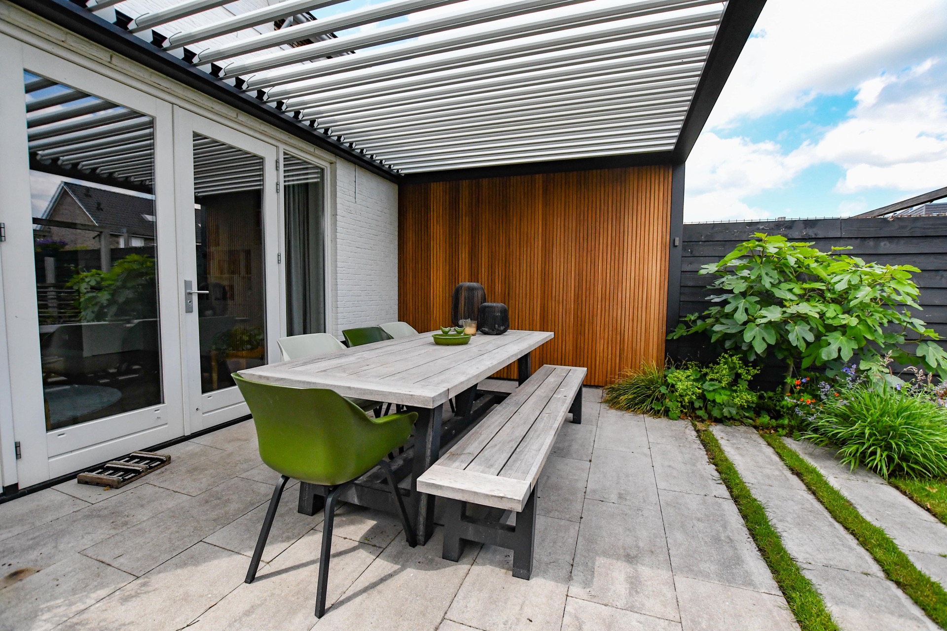spazio esterno coperto: zona pranzo esterna coperta con tavolo e panche sotto pergola, Luxury, Design, Exclusive, Modern, Custom Made, Special, Beautiful