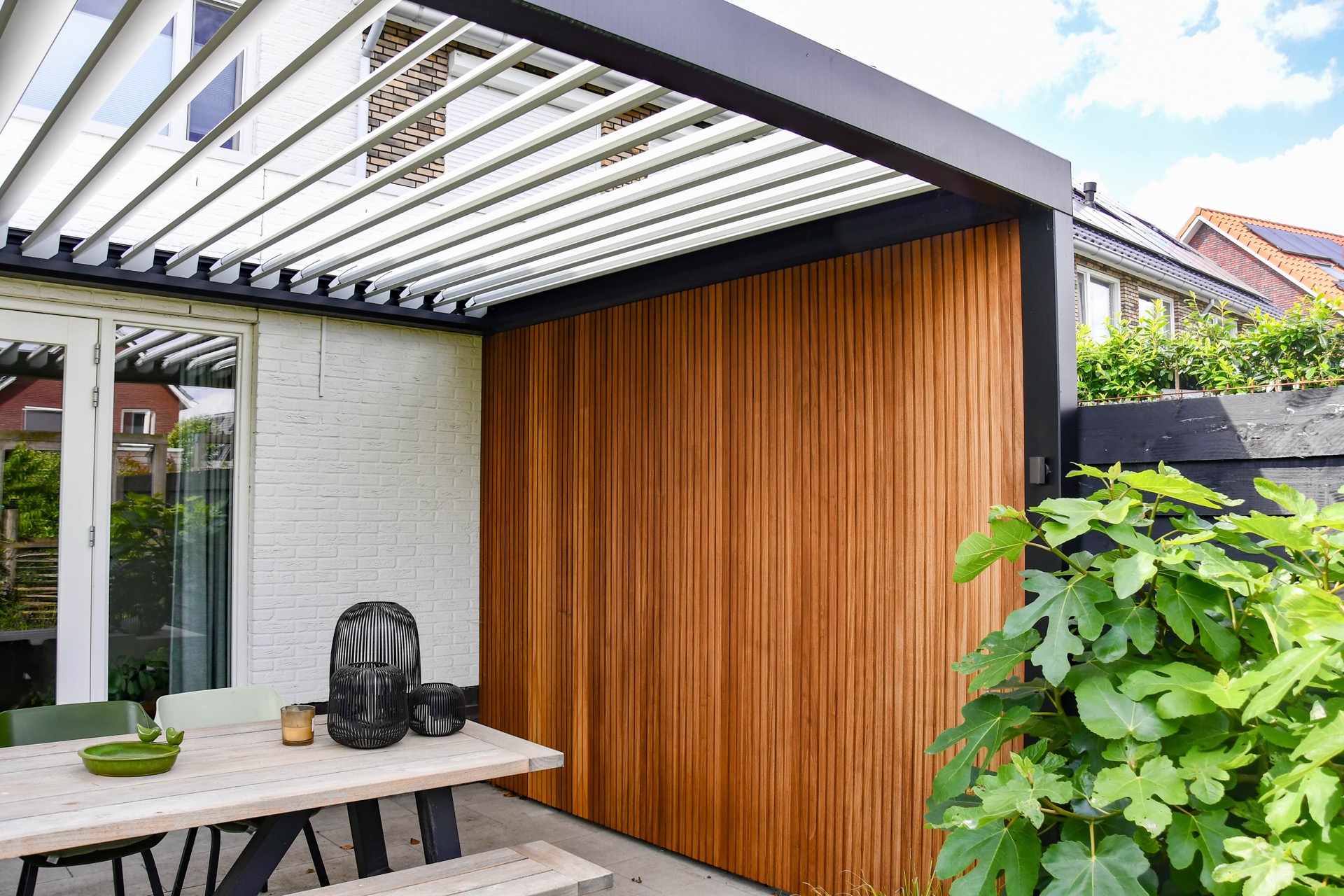 spazio esterno coperto: muro in legno e mobili da giardino sotto copertura, Luxury, Design, Exclusive, Modern, Custom Made, Special, Beautiful