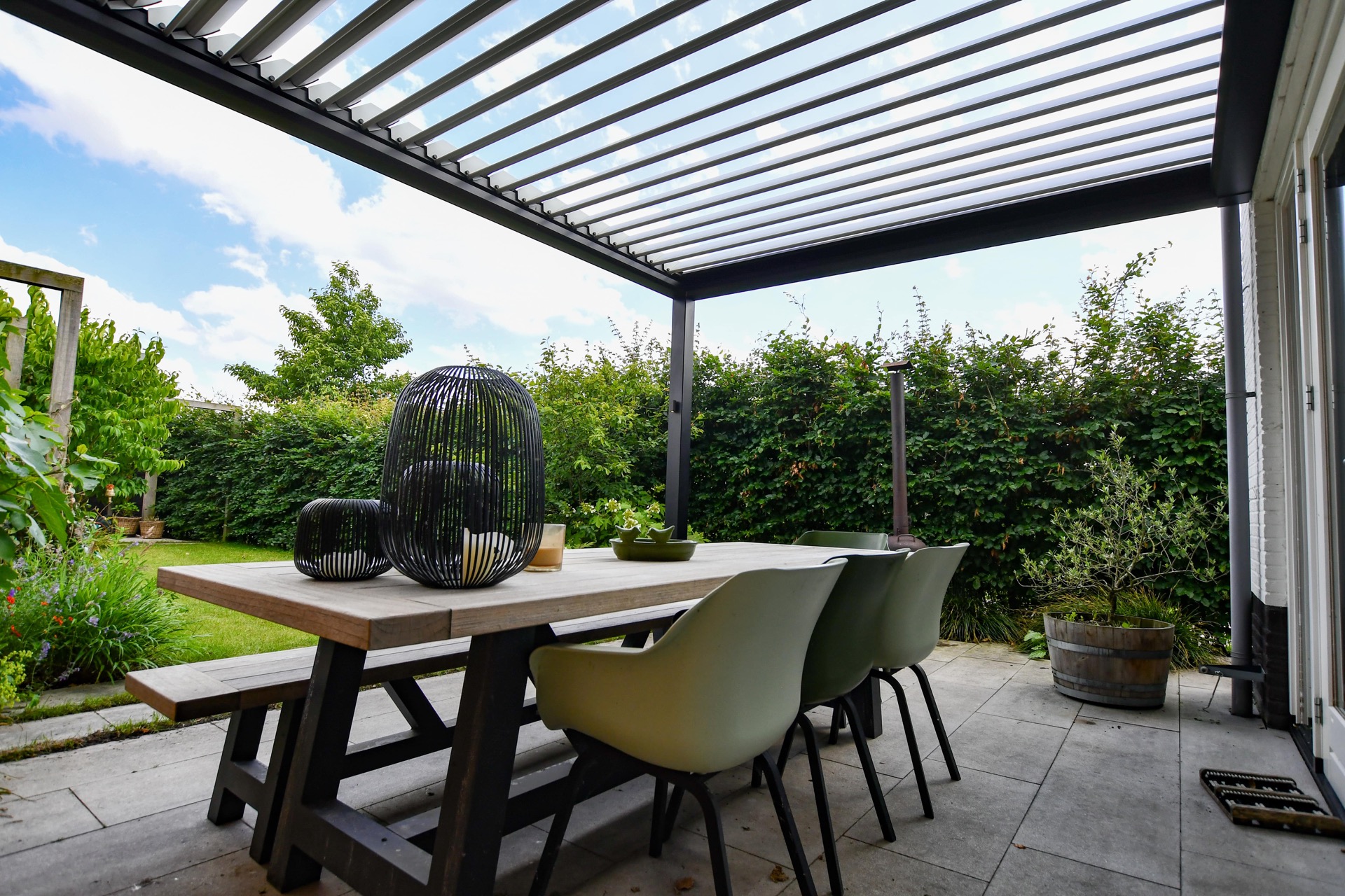 spazio esterno coperto: tetto con lamelle e giardino con piante, Luxury, Design, Exclusive, Modern, Custom Made, Special, Beautiful