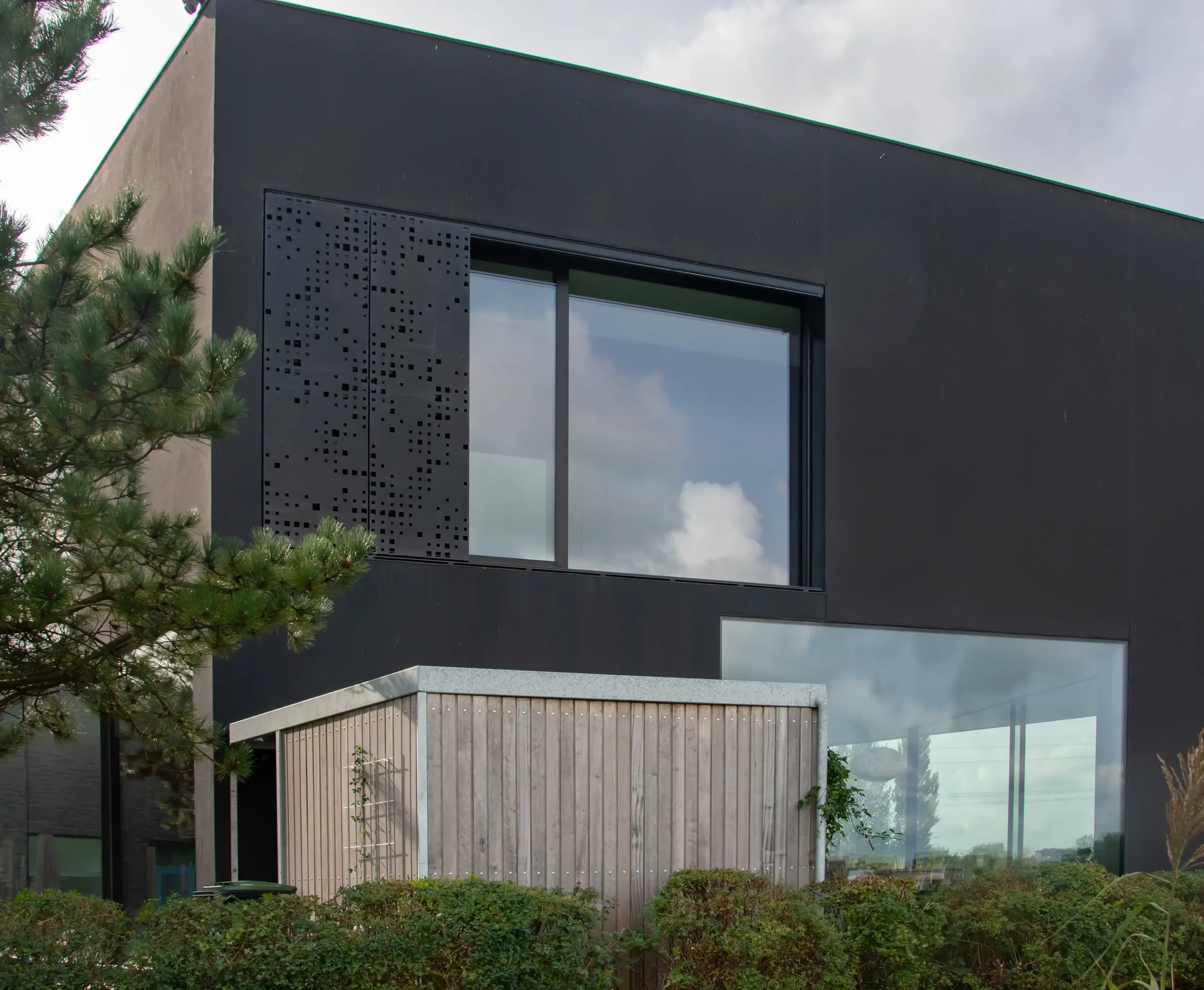 pannelli di rivestimento: facciata nera con grande finestra e giardino, design minimalista, Luxury, Design, Exclusive, Modern, Custom Made, Special, Beautiful