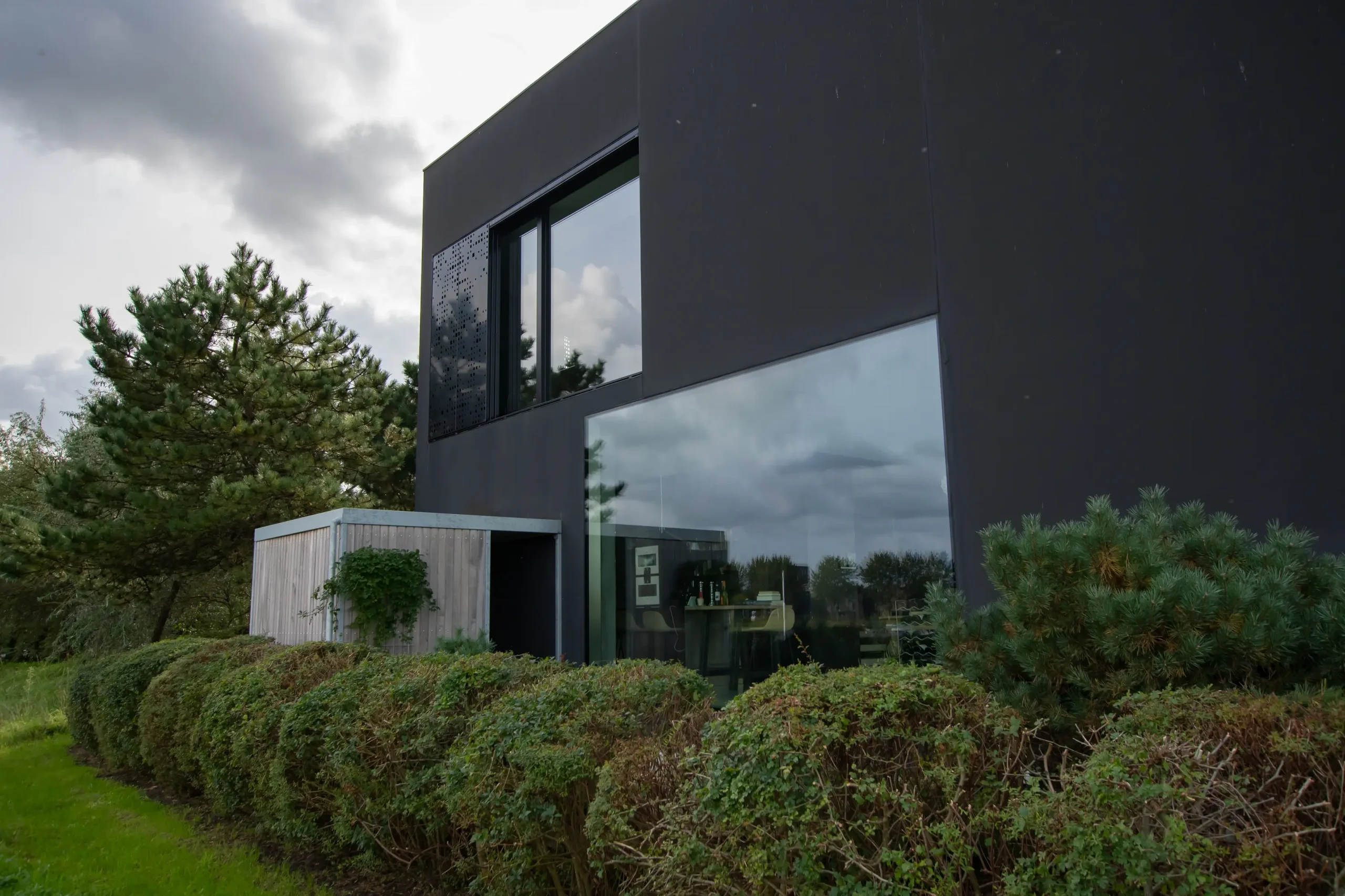 pannelli di rivestimento: dettaglio della facciata e finestra con pannello perforato nero, Luxury, Design, Exclusive, Modern, Custom Made, Special, Beautiful
