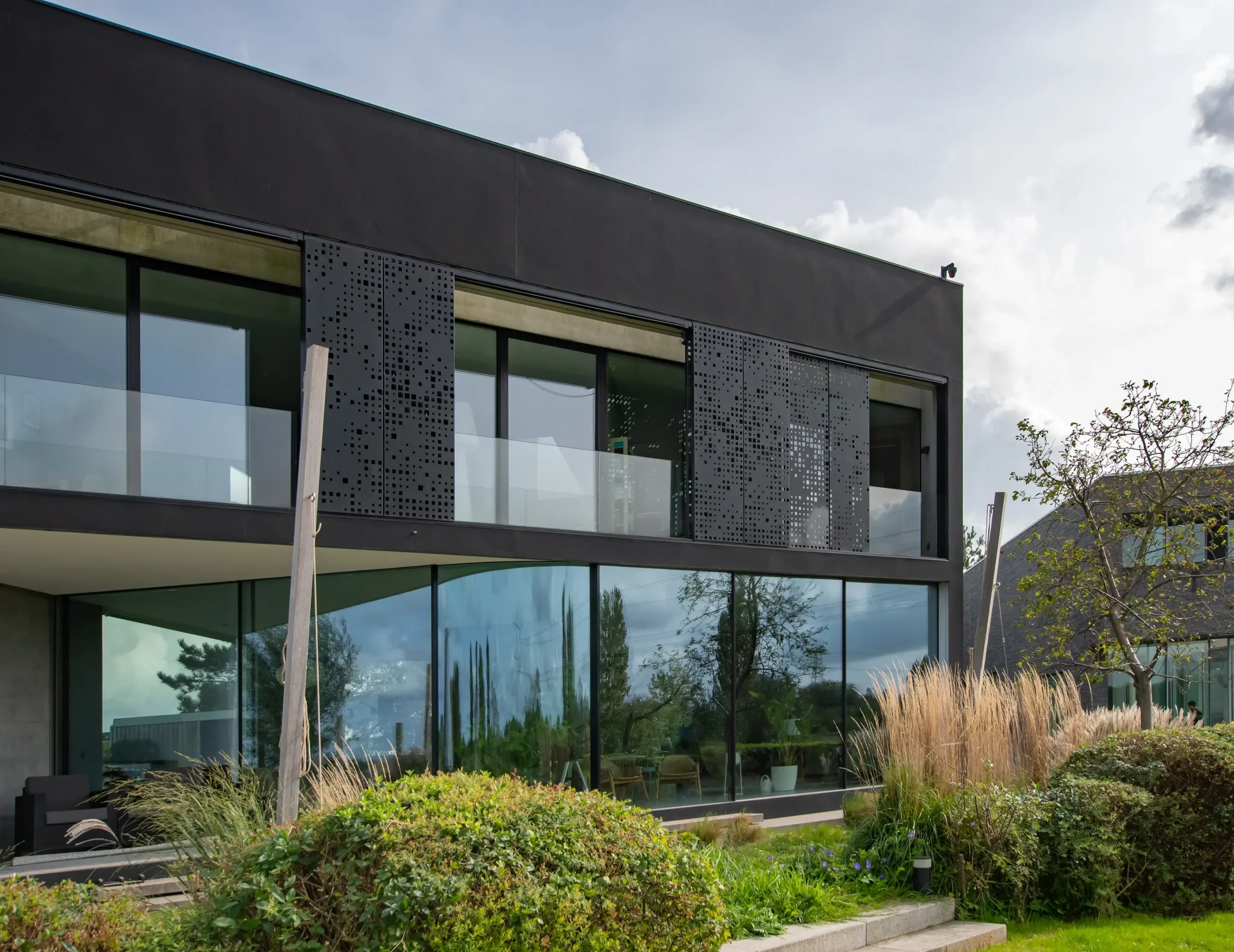 pannelli di rivestimento: facciata in vetro grande e giardino, facciata nera con design moderno, Luxury, Design, Exclusive, Modern, Custom Made, Special, Beautiful