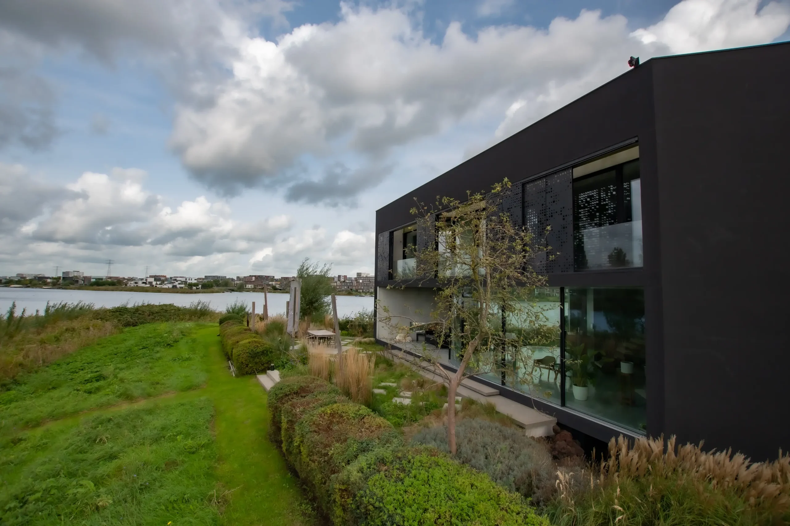 pannelli di rivestimento: casa moderna con giardino e vista sull'acqua, Luxury, Design, Exclusive, Modern, Custom Made, Special, Beautiful