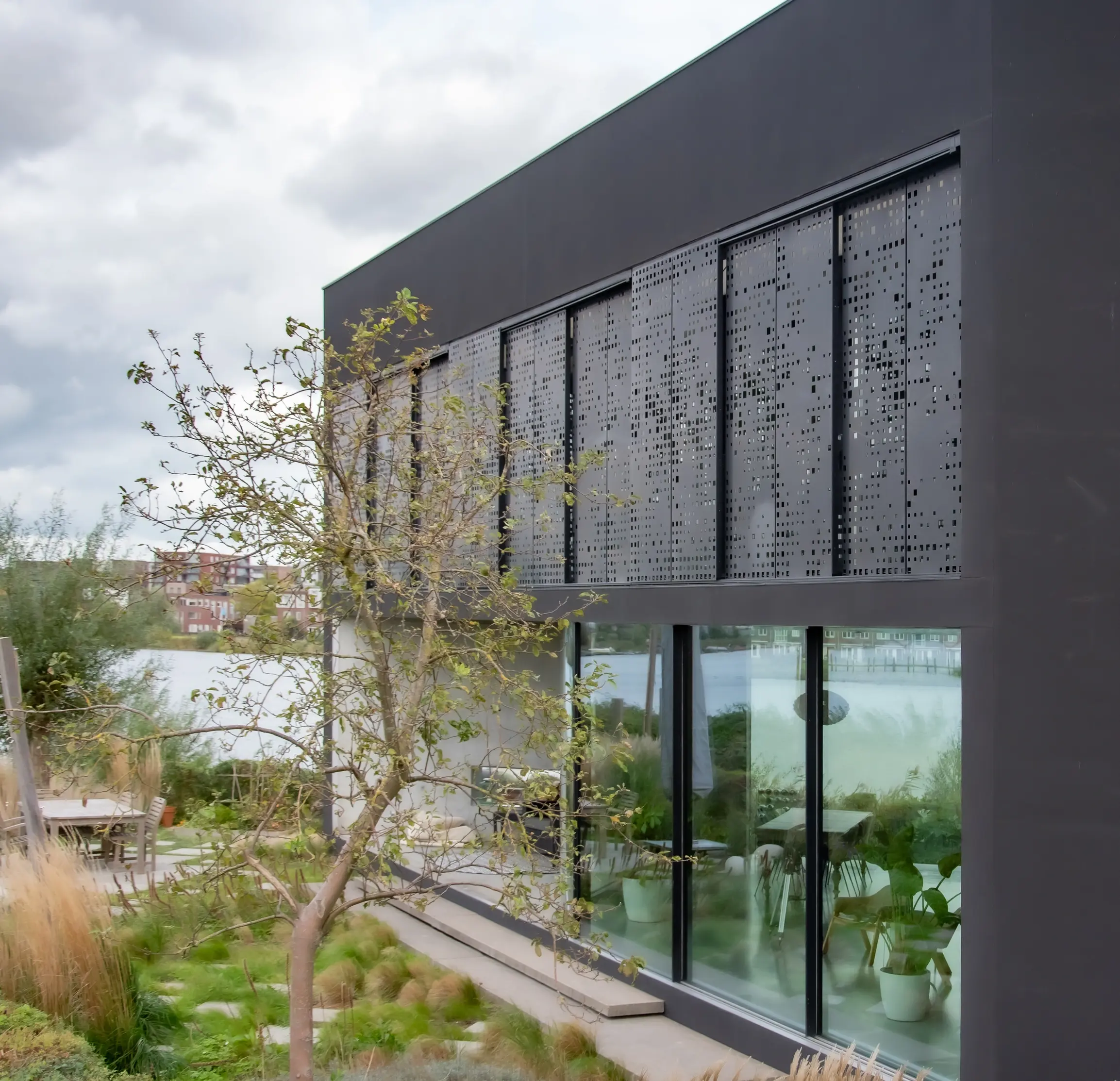 pannelli di rivestimento: casa moderna con grandi porte in vetro e pannelli di facciata in metallo, Luxury, Design, Exclusive, Modern, Custom Made, Special, Beautiful