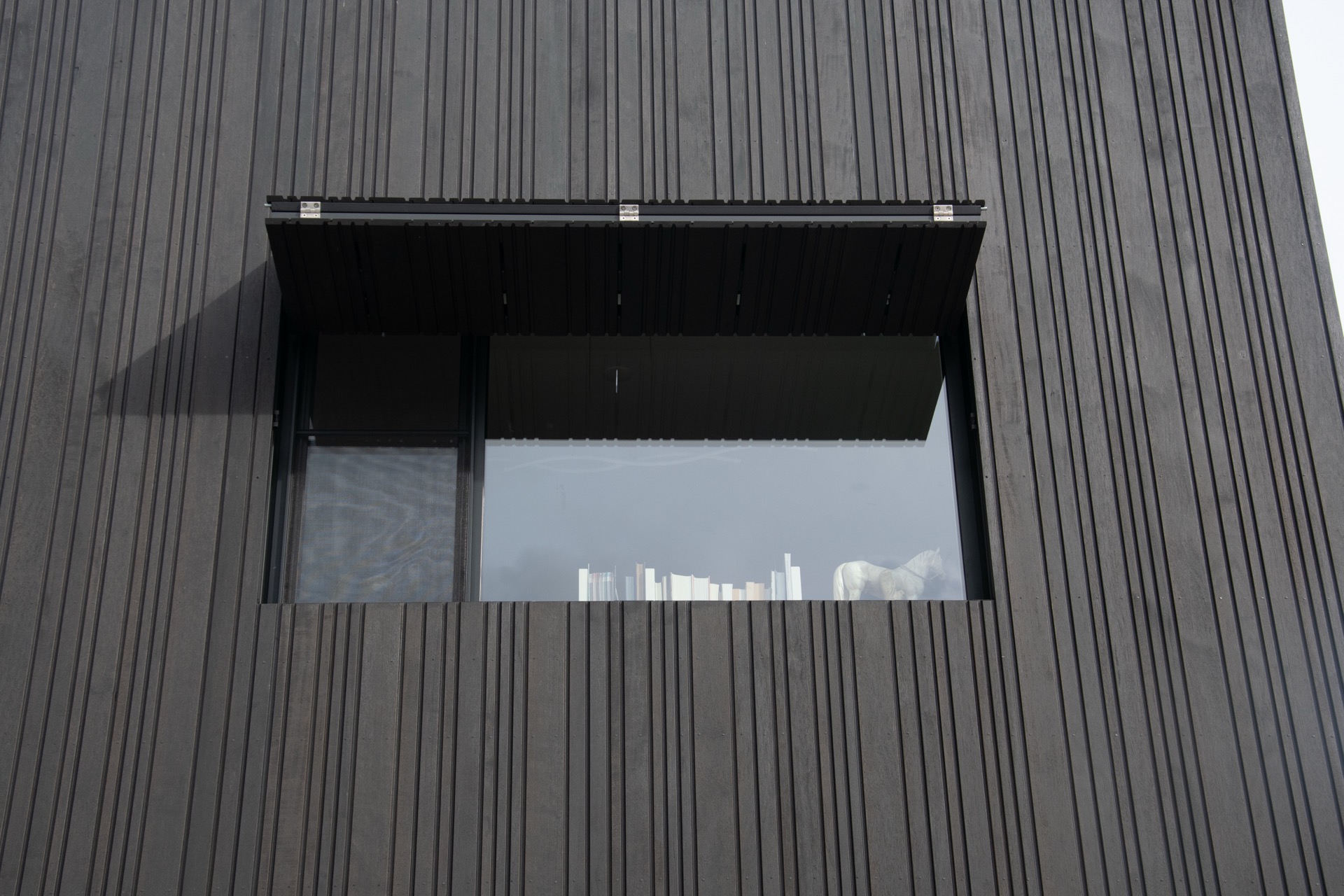 rivestimento facciata: grande finestra su facciata moderna con assi di legno, Luxury, Design, Exclusive, Modern, Custom Made, Special, Beautiful