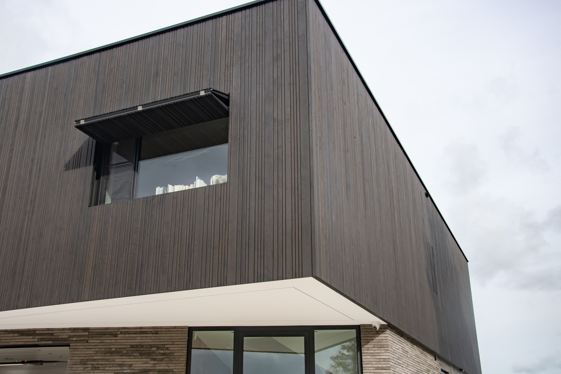 rivestimento facciata: angolo dell'edificio con rivestimento in legno, Luxury, Design, Exclusive, Modern, Custom Made, Special, Beautiful