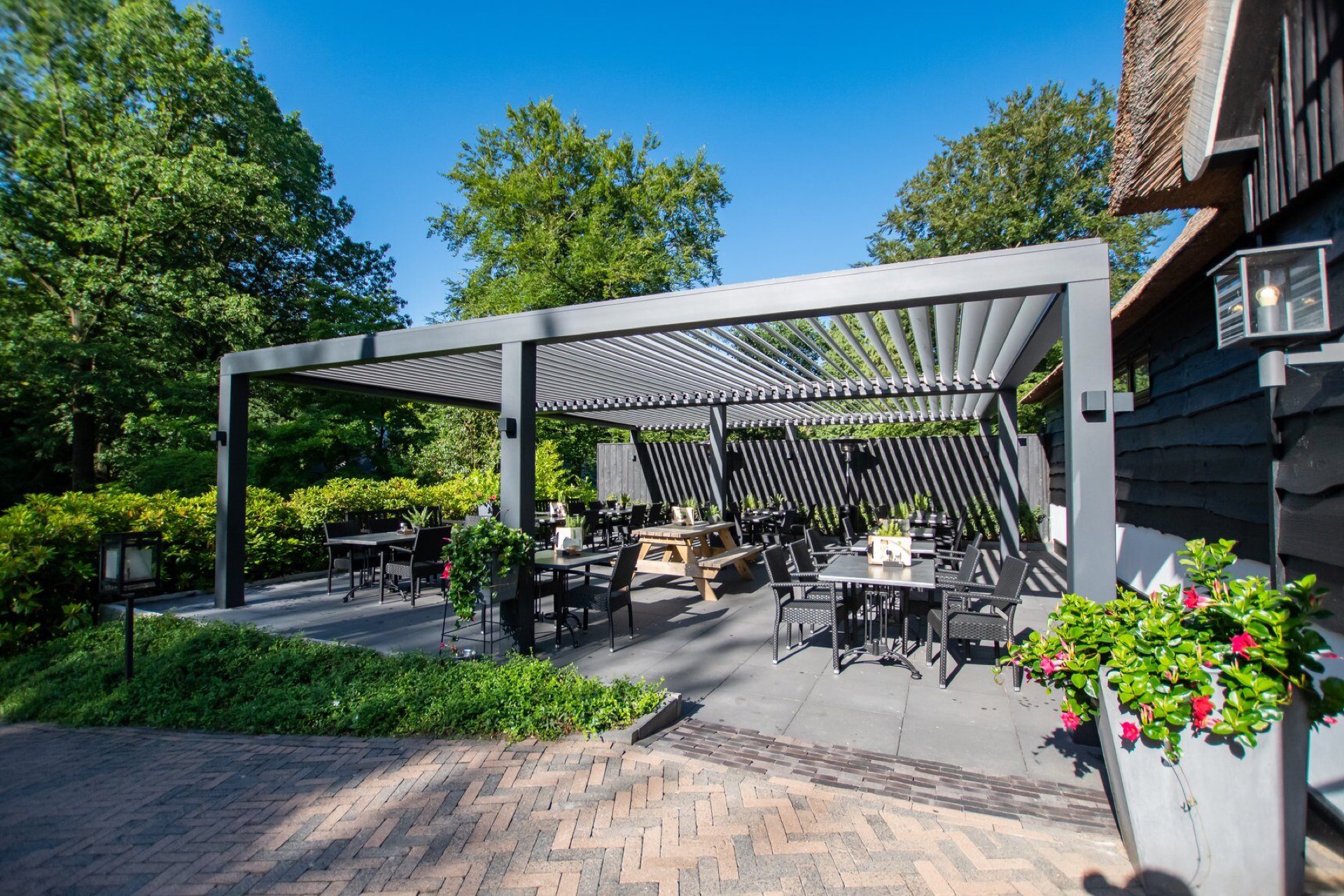 copertura da terrazza moderna: terrazza moderna con lamelle e giardino, zona pranzo e mobili da esterno, Luxury, Design, Exclusive, Modern, Custom Made, Special, Beautiful