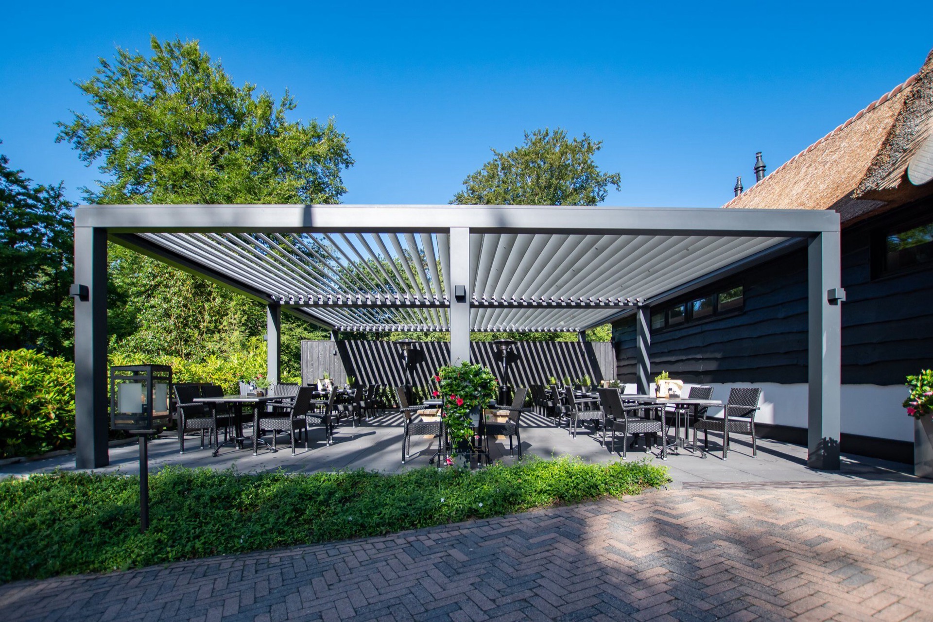 copertura da terrazza moderna: zona pranzo all'aperto sotto copertura moderne con lamelle e piante, Luxury, Design, Exclusive, Modern, Custom Made, Special, Beautiful