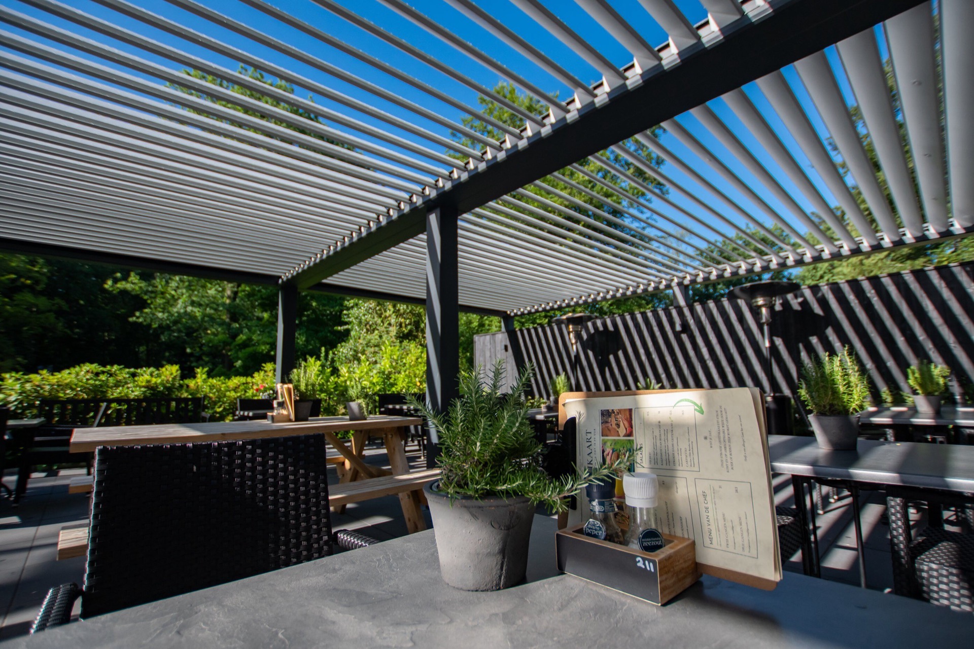 copertura da terrazza moderna: spazio pranzo esterno con pergola, pianta sul tavolo, gioco di ombre, Luxury, Design, Exclusive, Modern, Custom Made, Special, Beautiful