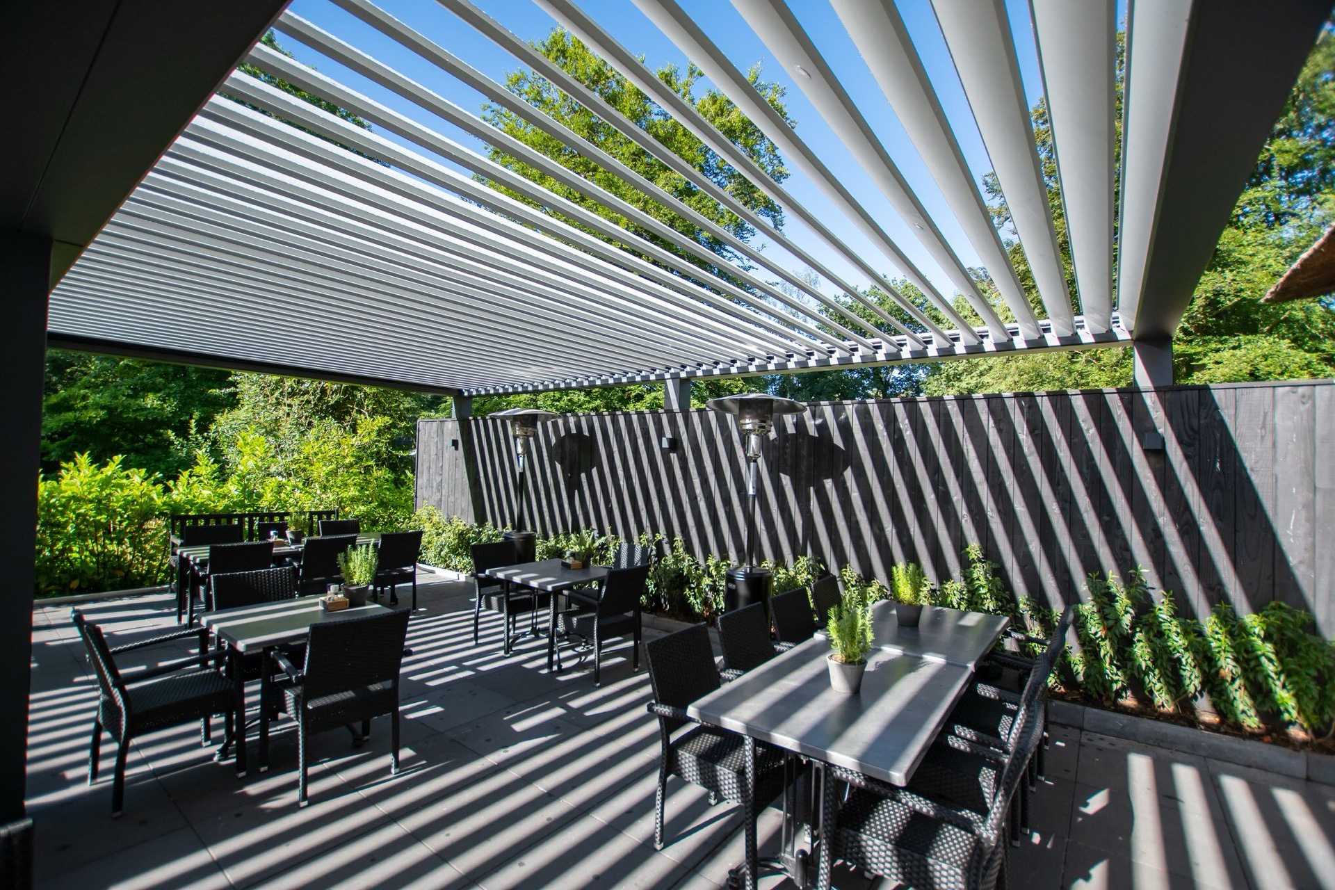 copertura da terrazza moderna: terrazza coperta con mobili e pergola a lamelle, spazio esterno accogliente, Luxury, Design, Exclusive, Modern, Custom Made, Special, Beautiful