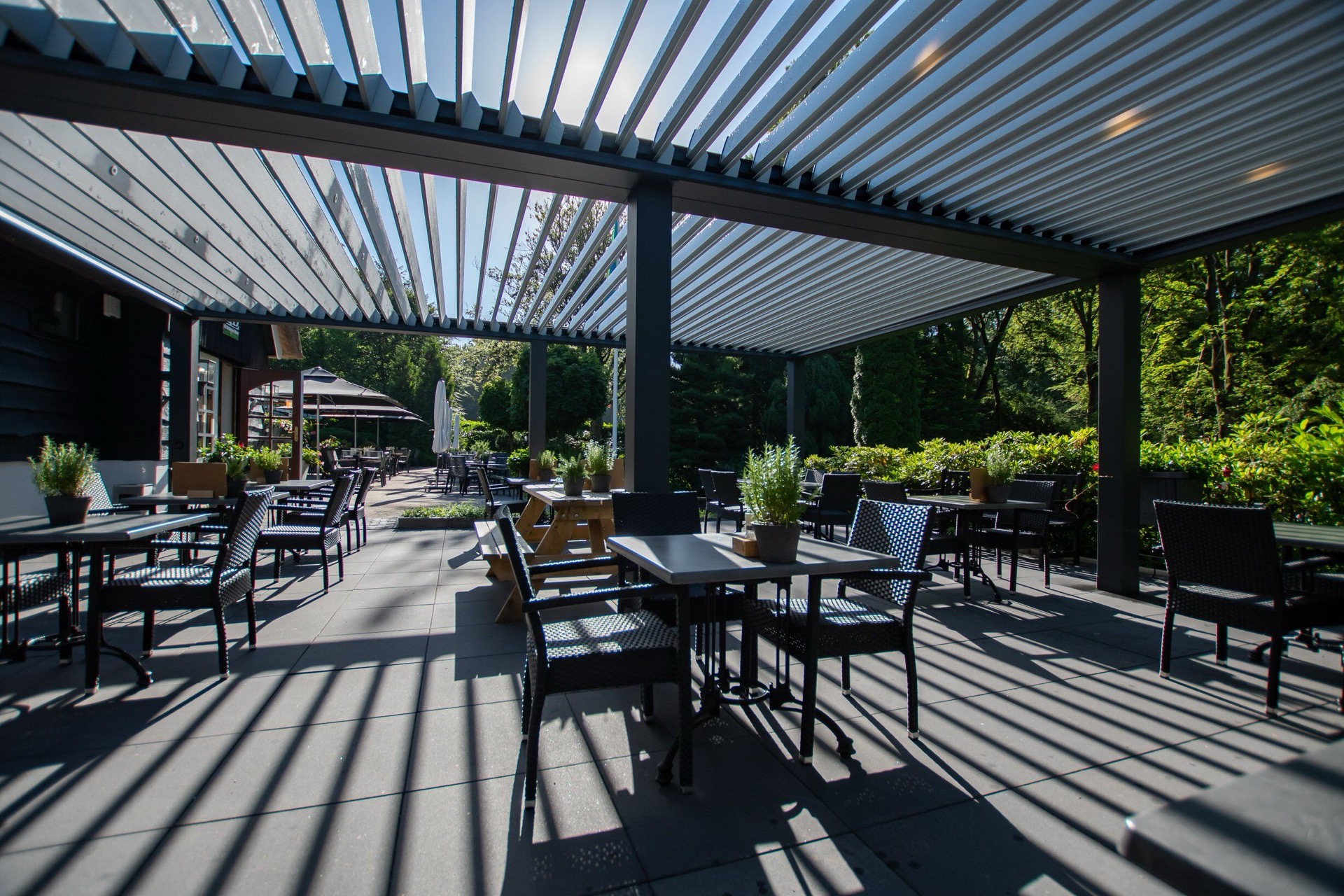 copertura da terrazza moderna: ampia terrazza esterna con sedute, vegetazione e ombra, Luxury, Design, Exclusive, Modern, Custom Made, Special, Beautiful
