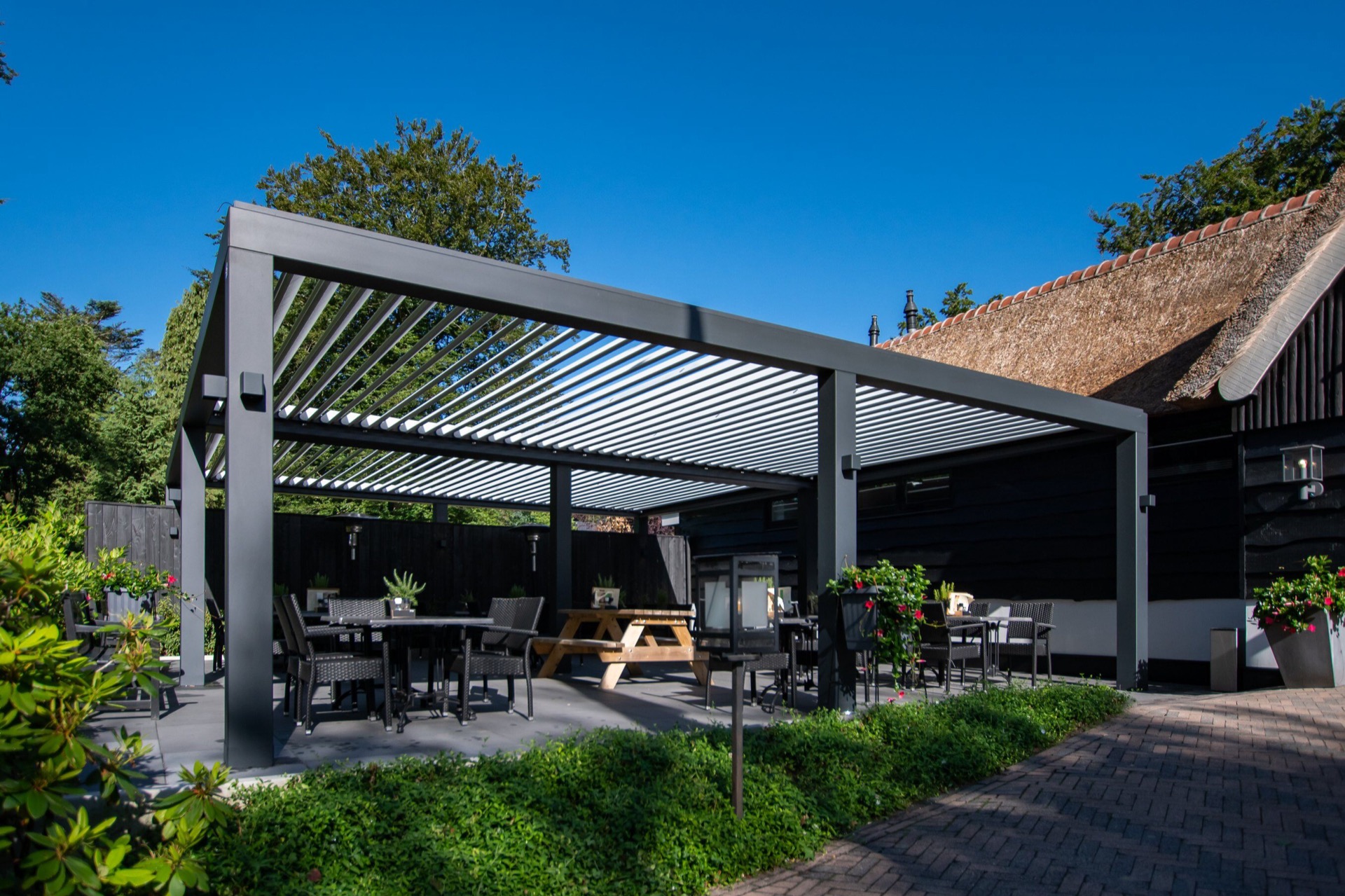 copertura da terrazza moderna: riparo esterno moderno con lamelle e luci, Luxury, Design, Exclusive, Modern, Custom Made, Special, Beautiful