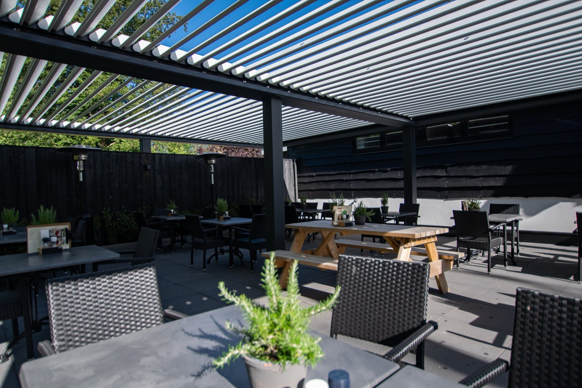 copertura da terrazza moderna: ampia zona esterna sotto copertura moderna, Luxury, Design, Exclusive, Modern, Custom Made, Special, Beautiful