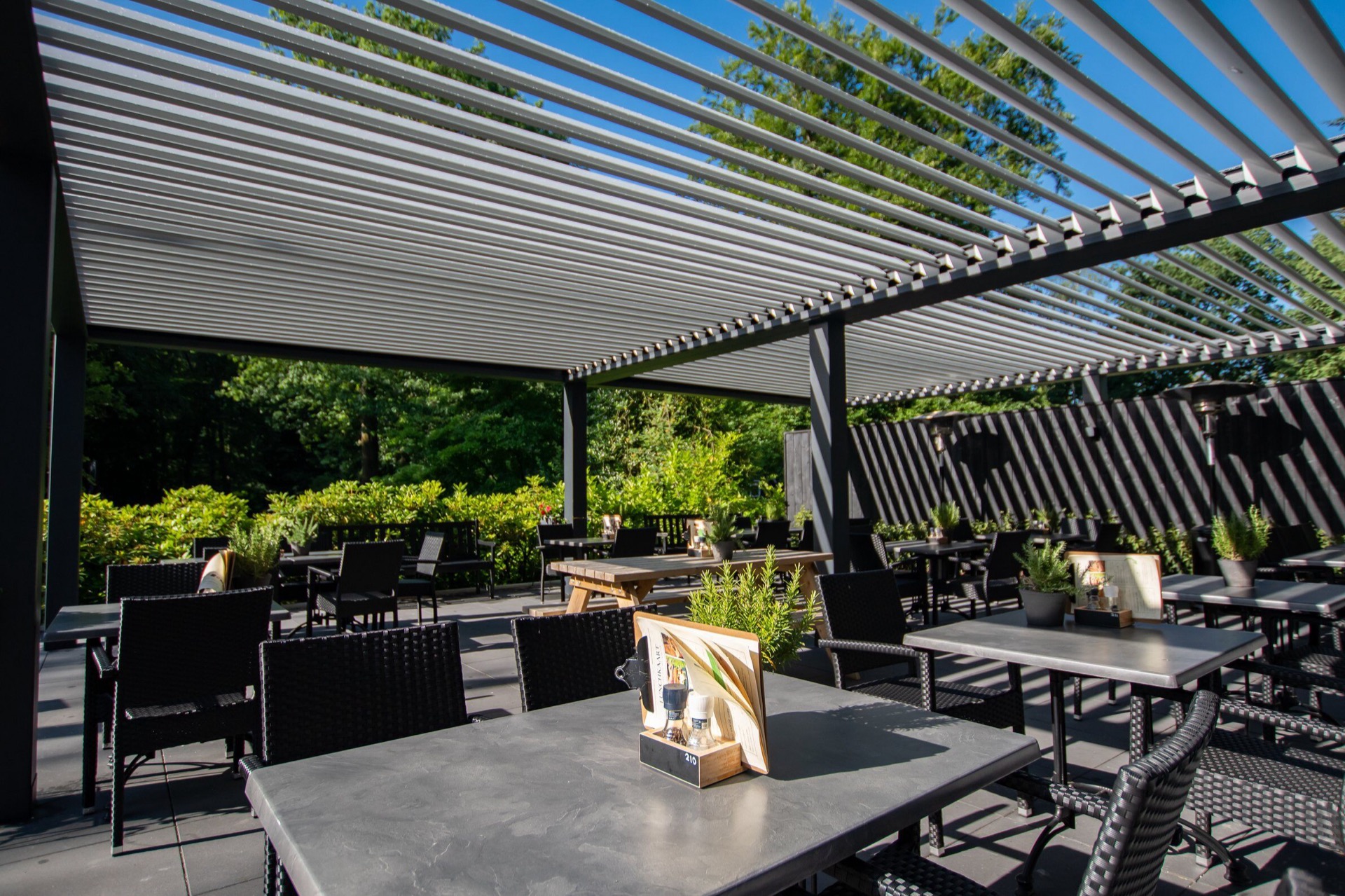 copertura da terrazza moderna: motivi d'ombra sotto una pergola moderna con zona relax e giardino, Luxury, Design, Exclusive, Modern, Custom Made, Special, Beautiful