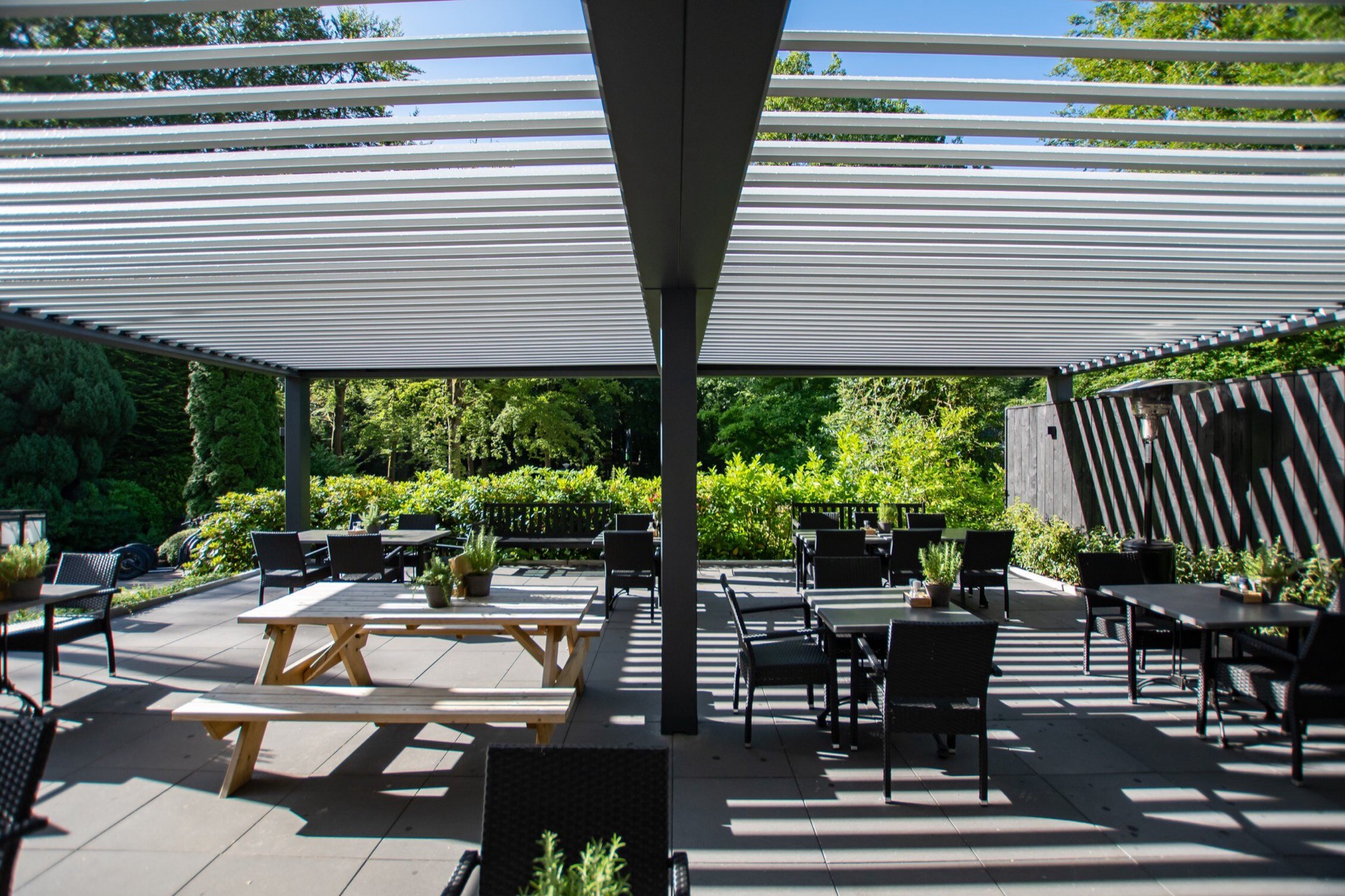 copertura da terrazza moderna: terrazza esterna con struttura ombreggiante e mobili da giardino in giornata di sole, Luxury, Design, Exclusive, Modern, Custom Made, Special, Beautiful