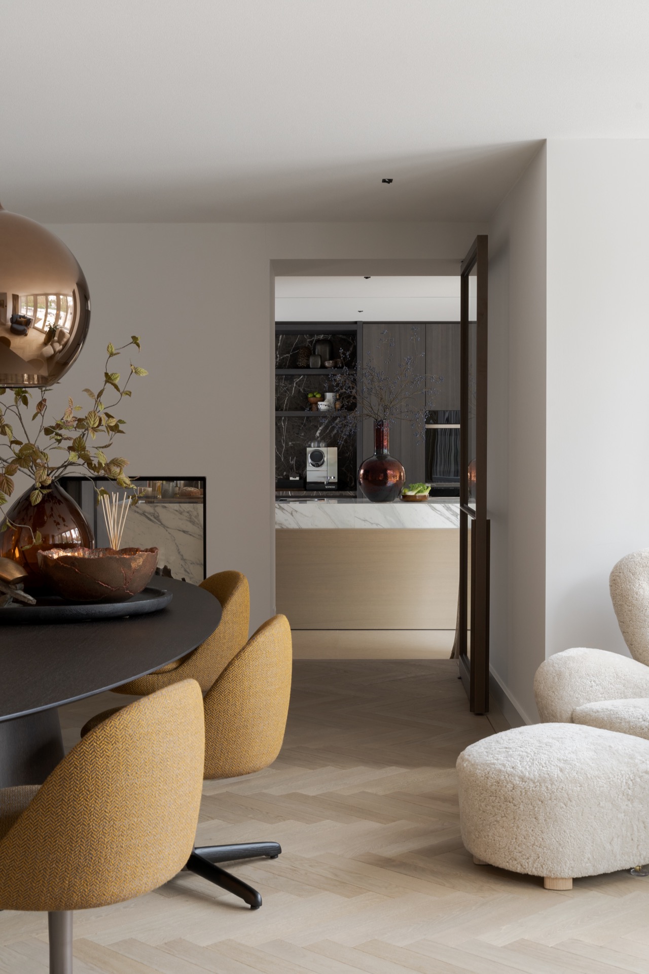 interno moderno: soggiorno con pavimento in legno, colori caldi e arredo moderno., Luxury, Design, Exclusive, Modern, Custom Made, Special, Beautiful